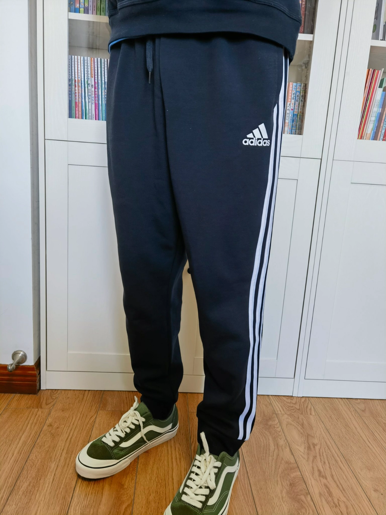 阿迪达斯三条杠运动裤