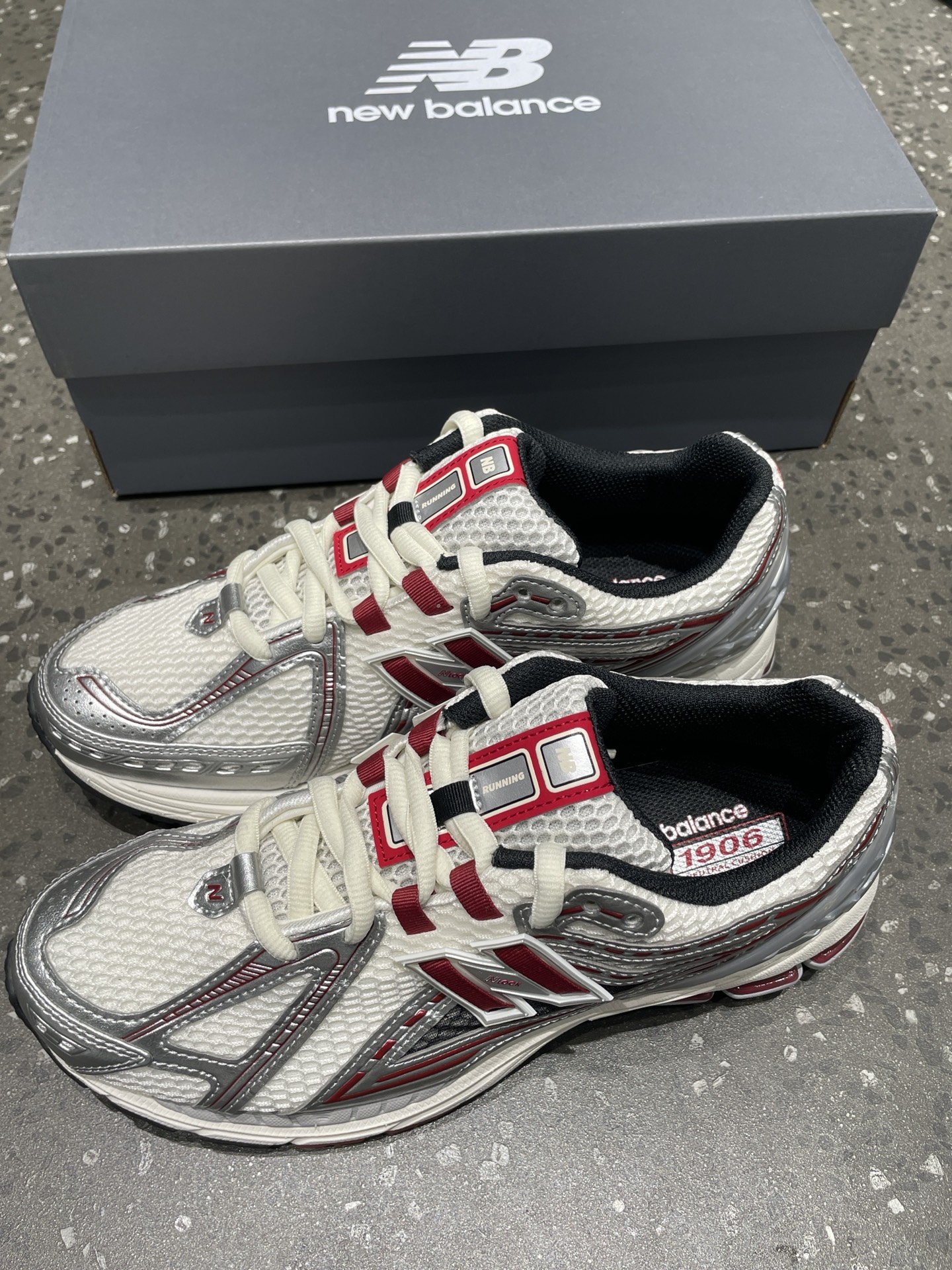 スニーカー New Balance 1906R Silver llic Classic Crimson New Balance Men's 1906R Silver Metallic / Classic Crimson