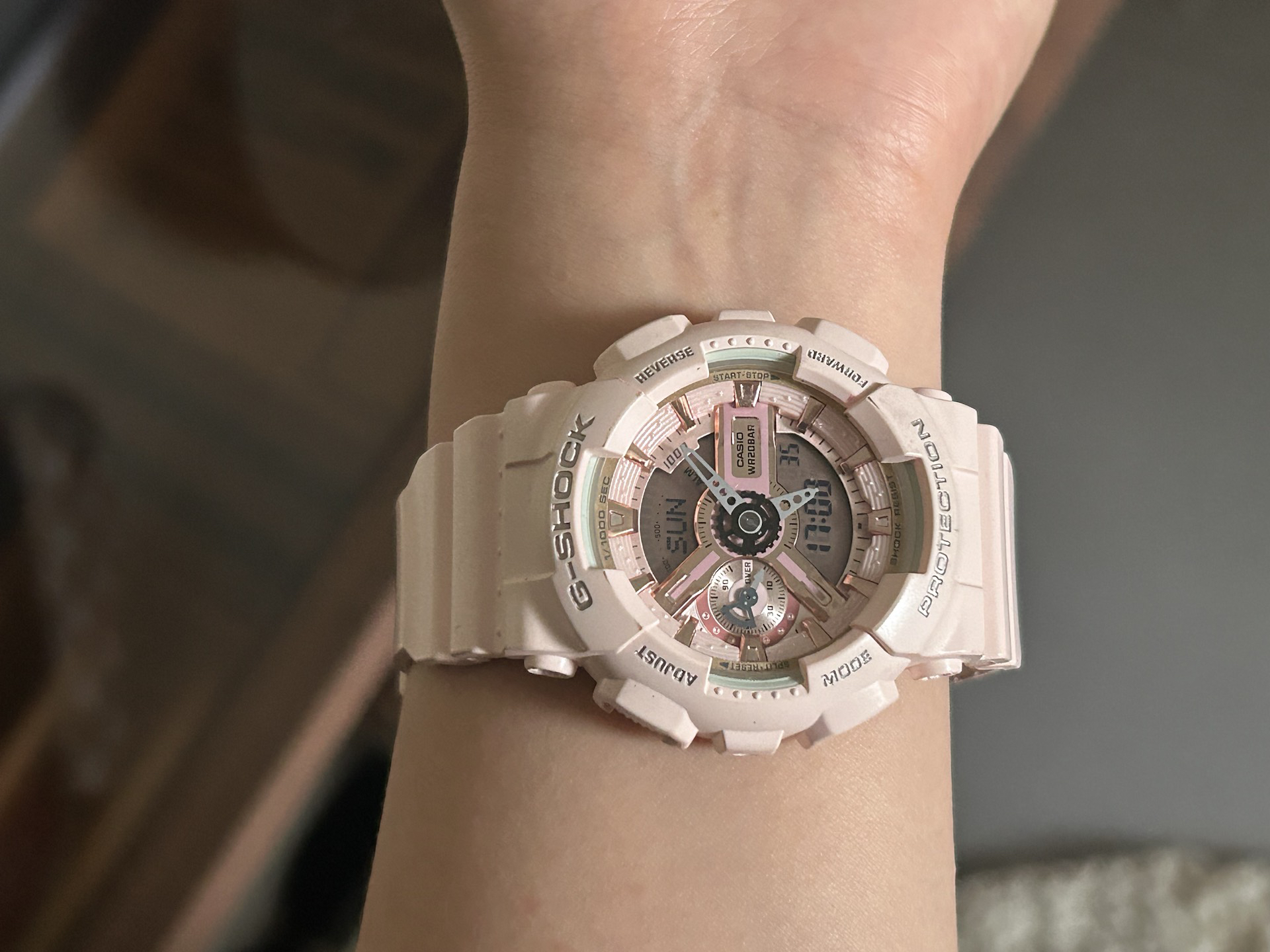 卡西欧樱花色女生运动手表