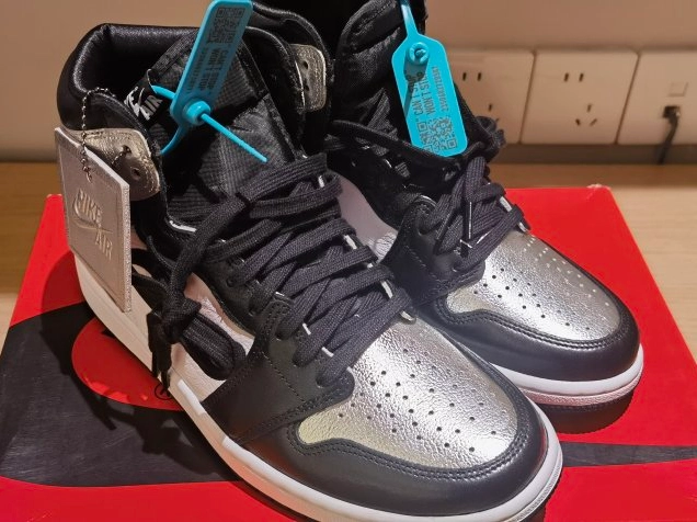 custom review-Jordan Air Jordan 1 High OG Ретро 'Серебряный Палец' Высокий Топ Винтажные Баскетбольные Кроссовки Женские Жидкое Серебро