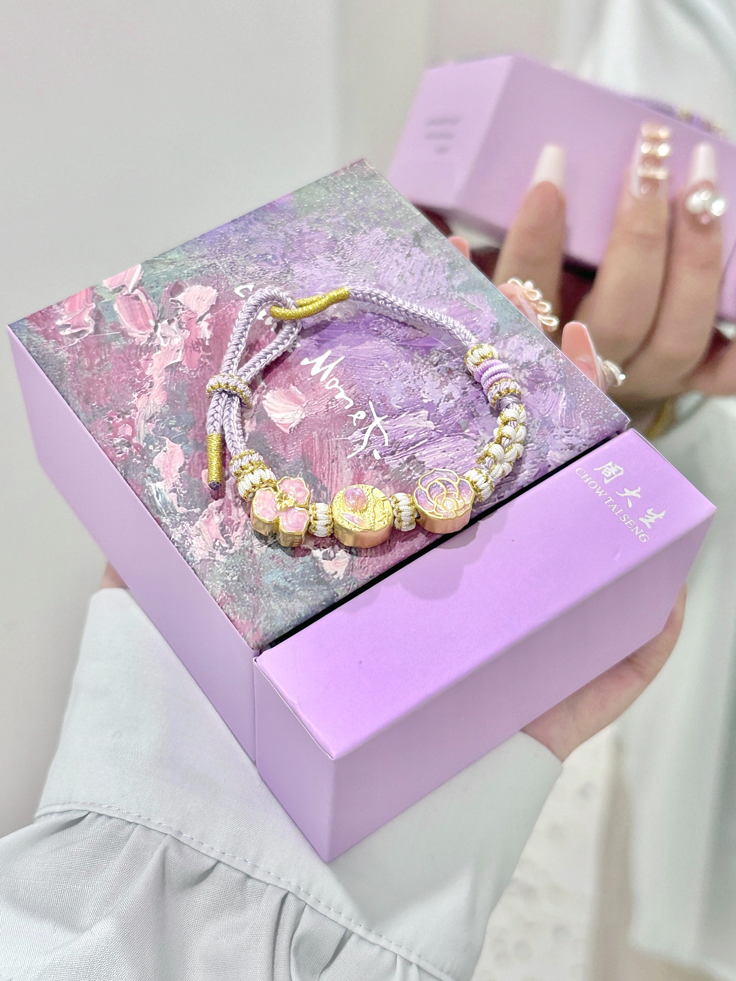 三颗是玫瑰花,郁金香,鸢尾花
感觉像是把莫奈的花园搬到了我的手链上!