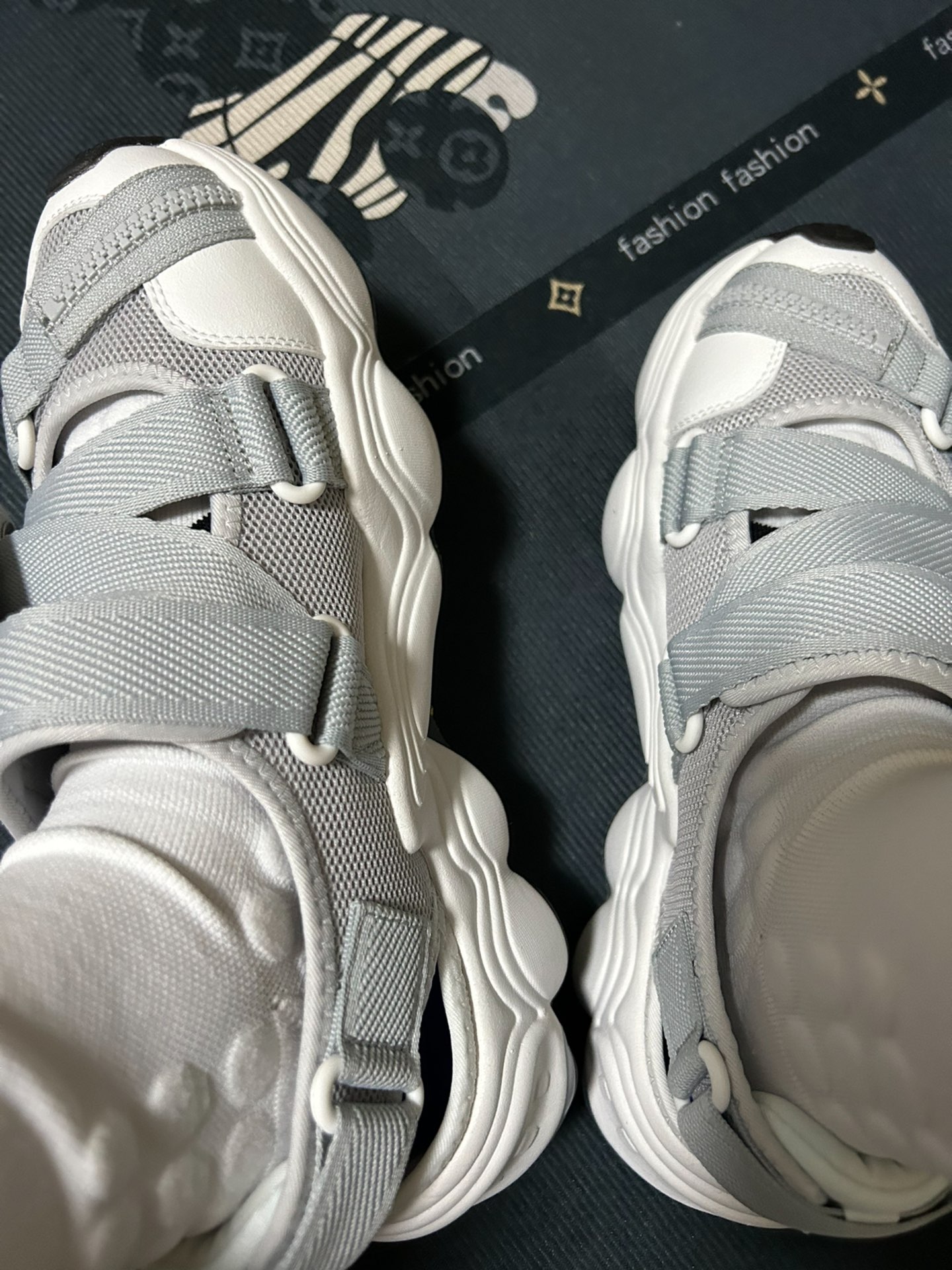 斐乐时尚潮牌舒适透气百搭银白个性设计风格防滑耐磨沙滩户外休闲凉鞋