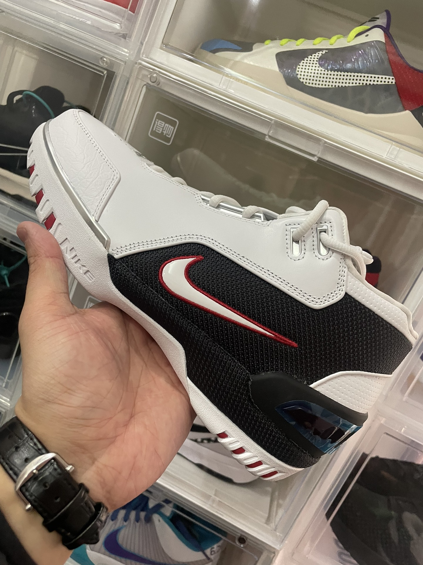 非常不错的一款配色,初代詹姆斯球鞋,颜值配置方面都还可以,鞋面的