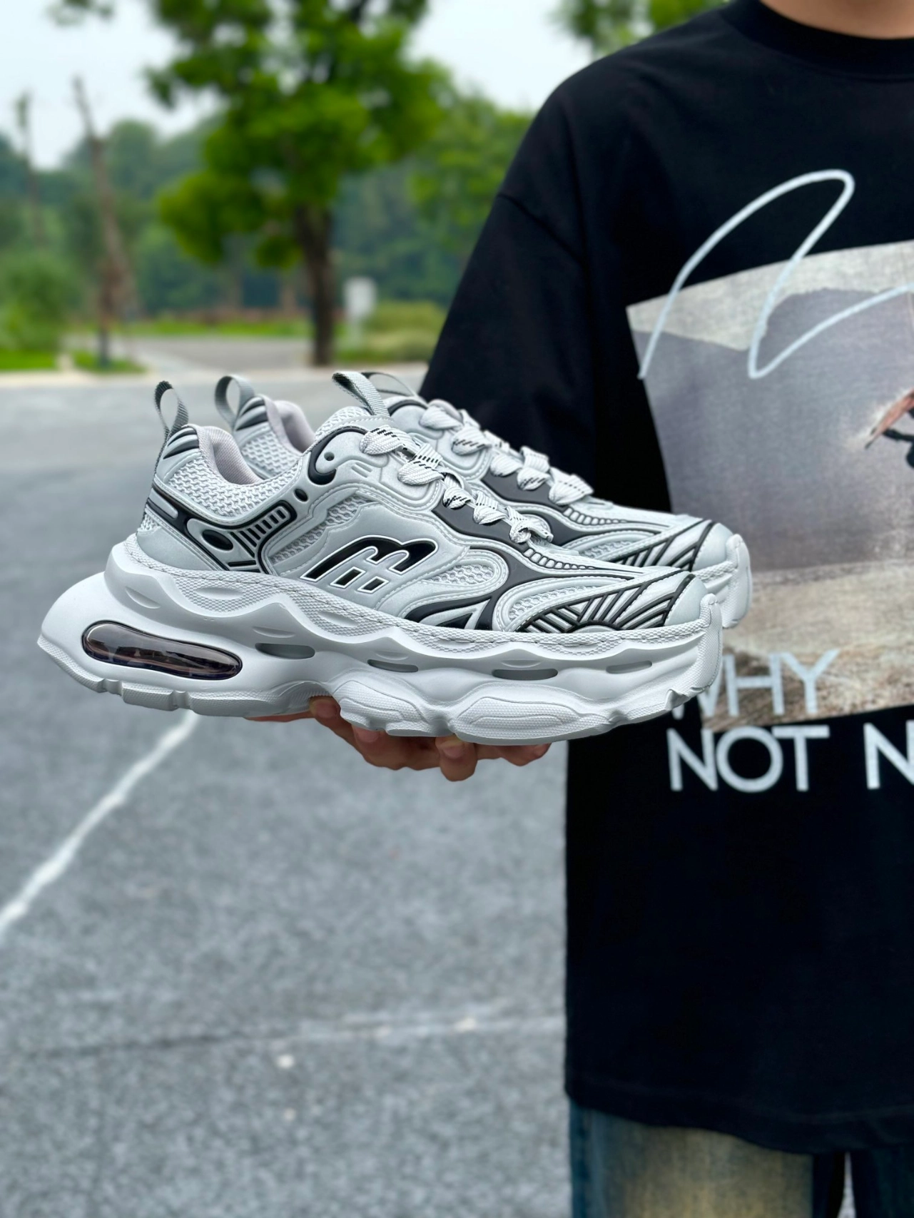 穿上这双鞋来一段"太空漫步" 😀