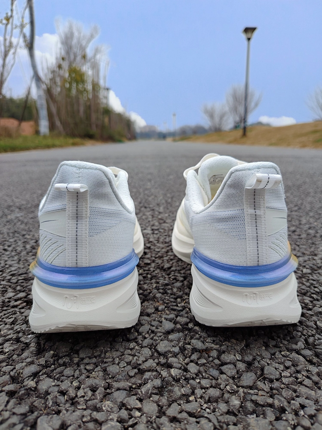 鸿星尔克 :"to be no.1"