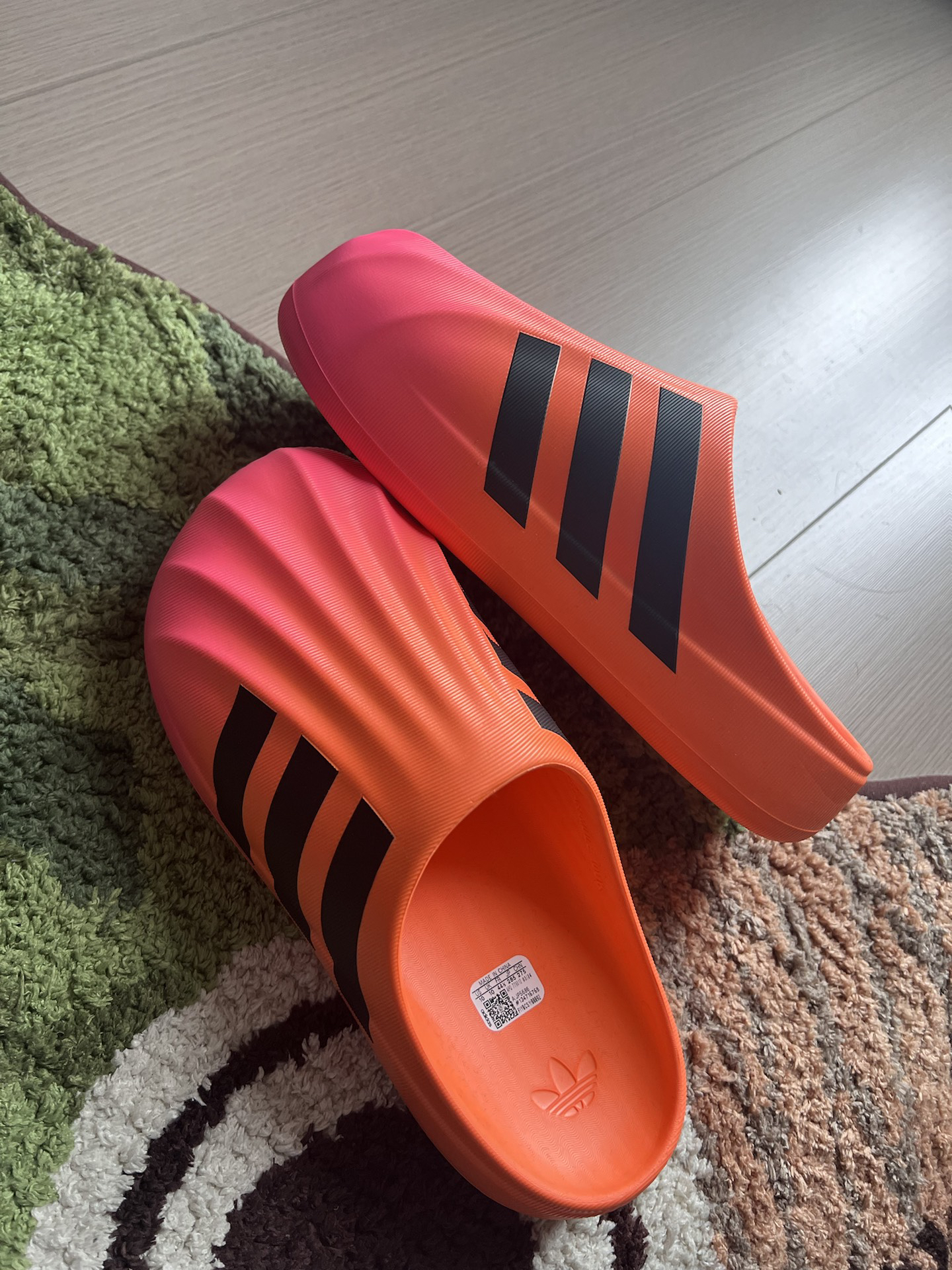 adidas渐变色拖鞋