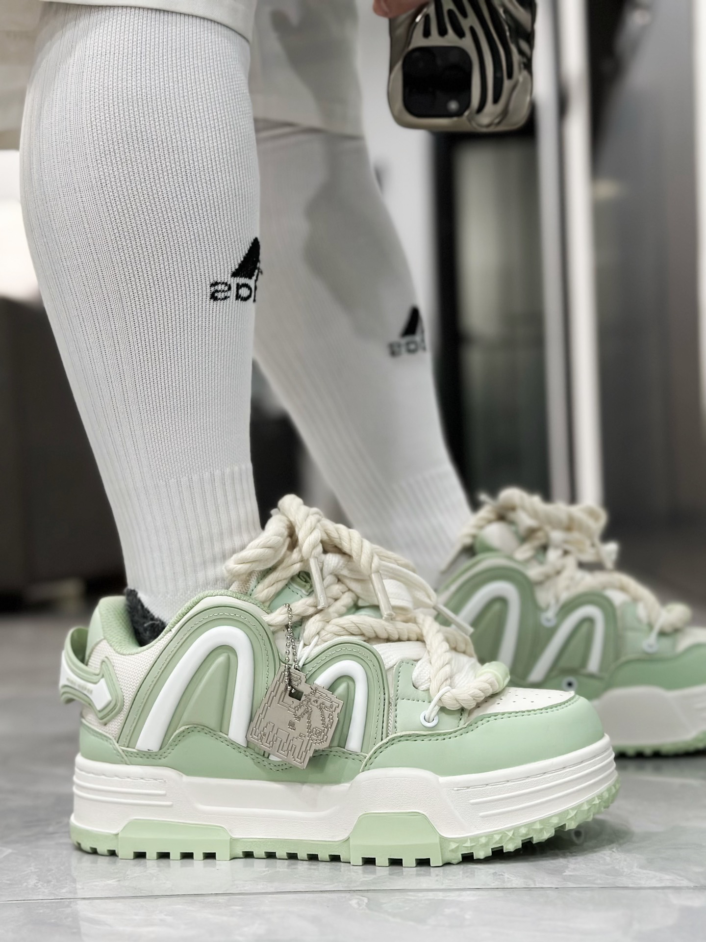 奇安达 q-and 板鞋,那奶油绿配色简直太绝了,面包造型可爱又时尚,厚底