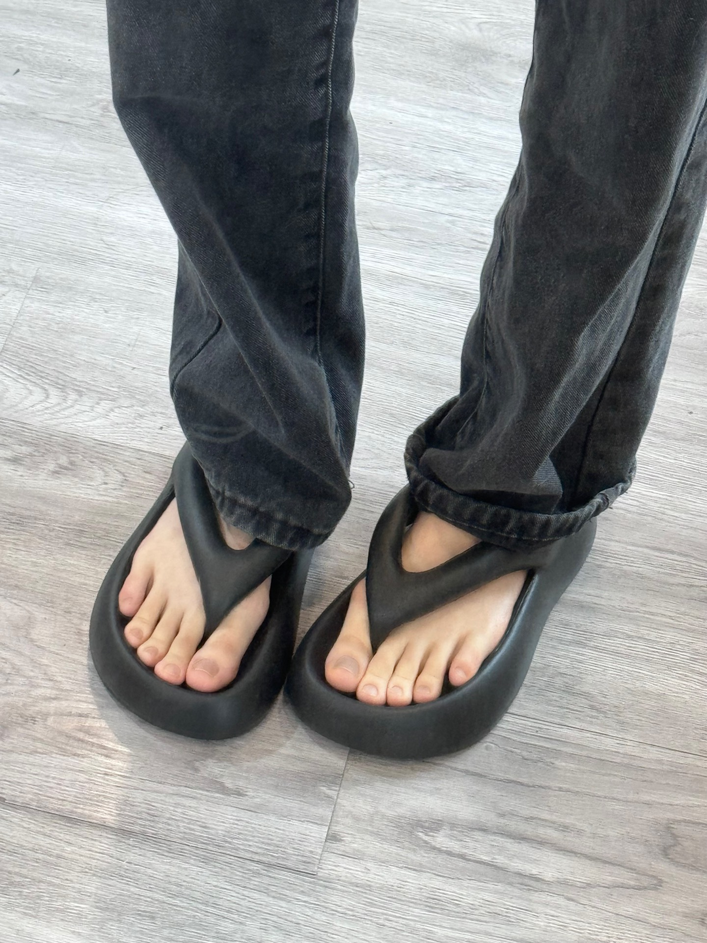 精致凉拖展示足部美甲与脚型