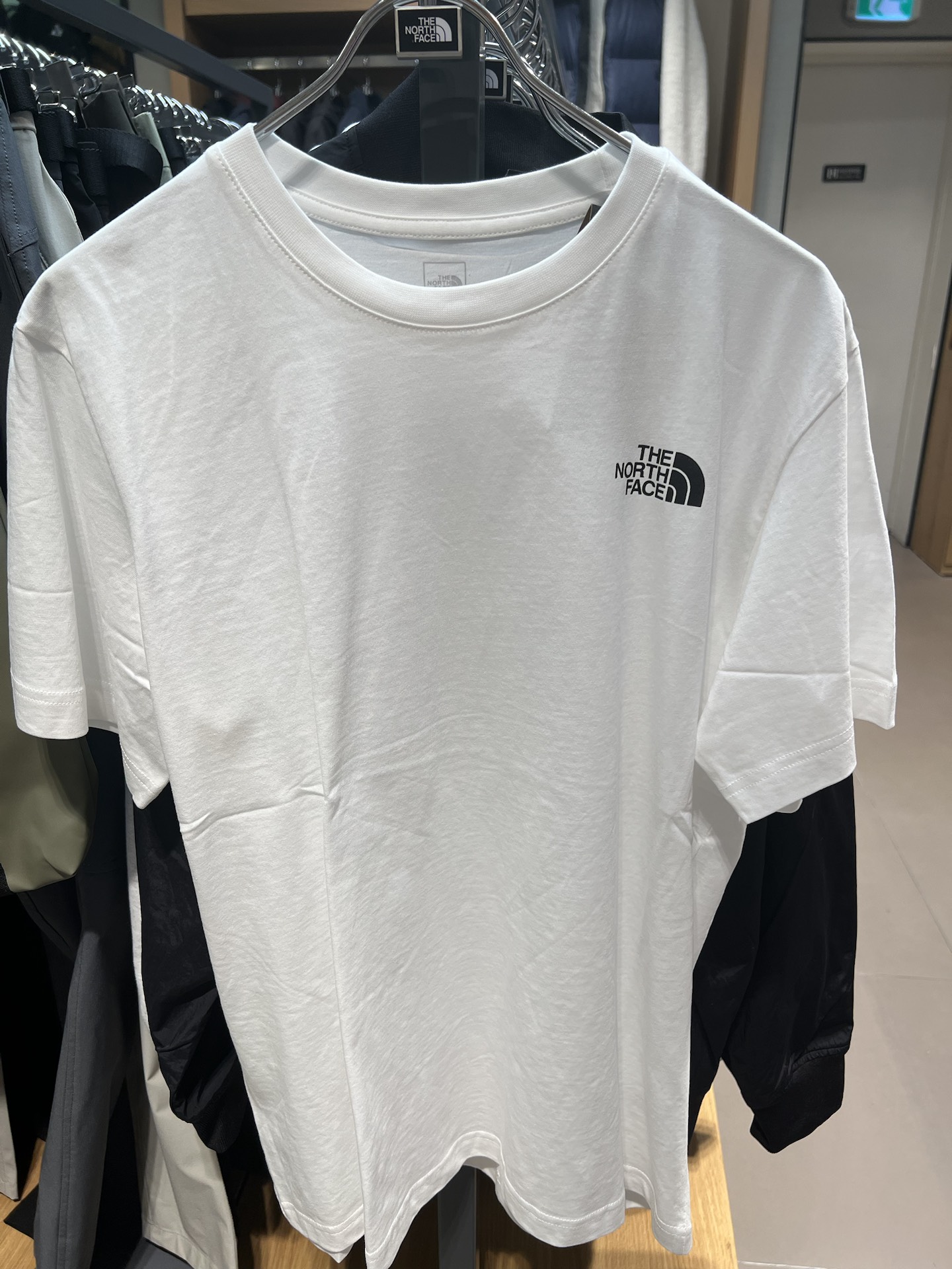 北面纯棉白色半袖 男女共用款,后面大logo的款 ,上身不透奥