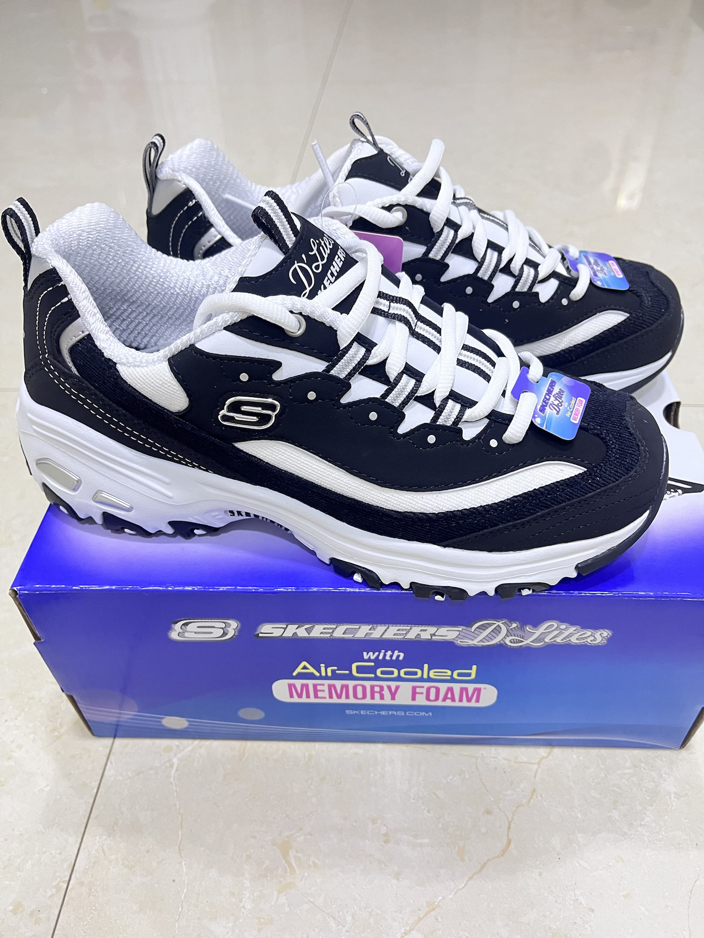 斯凯奇经典黑白配色运动鞋