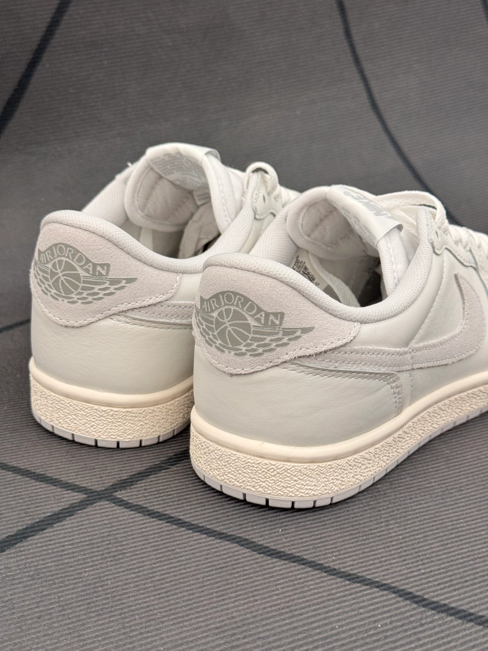 大多数人都选择了白空军,不过aj1的鞋型也依旧能打