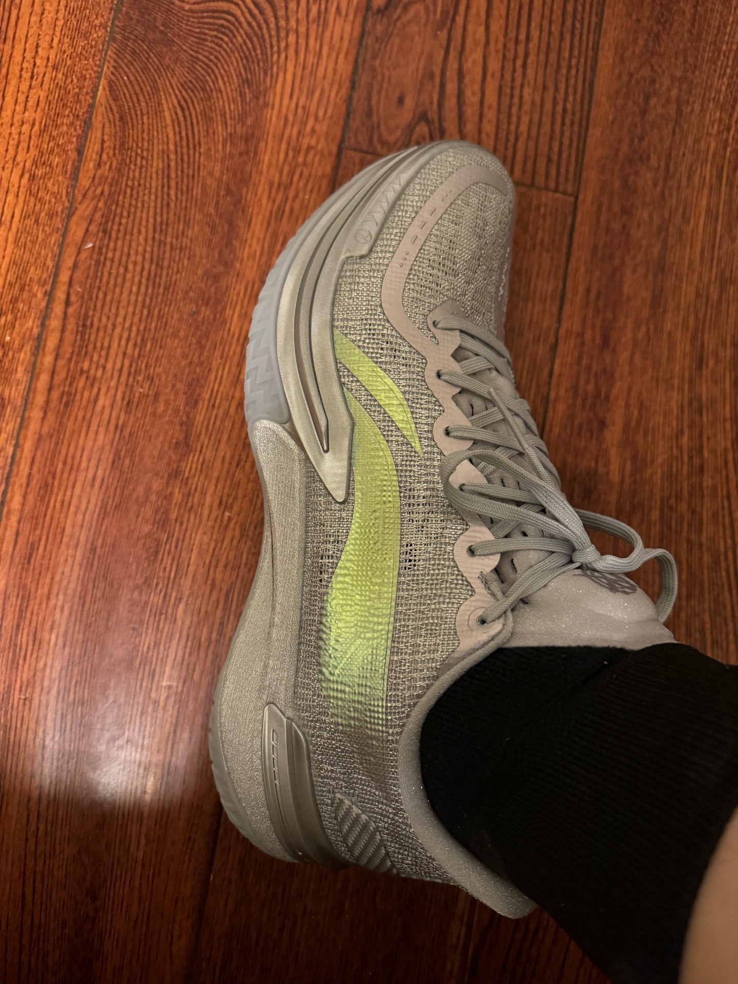 custom review-LINING Gamma Basketball Shoes Men Low Top Silver