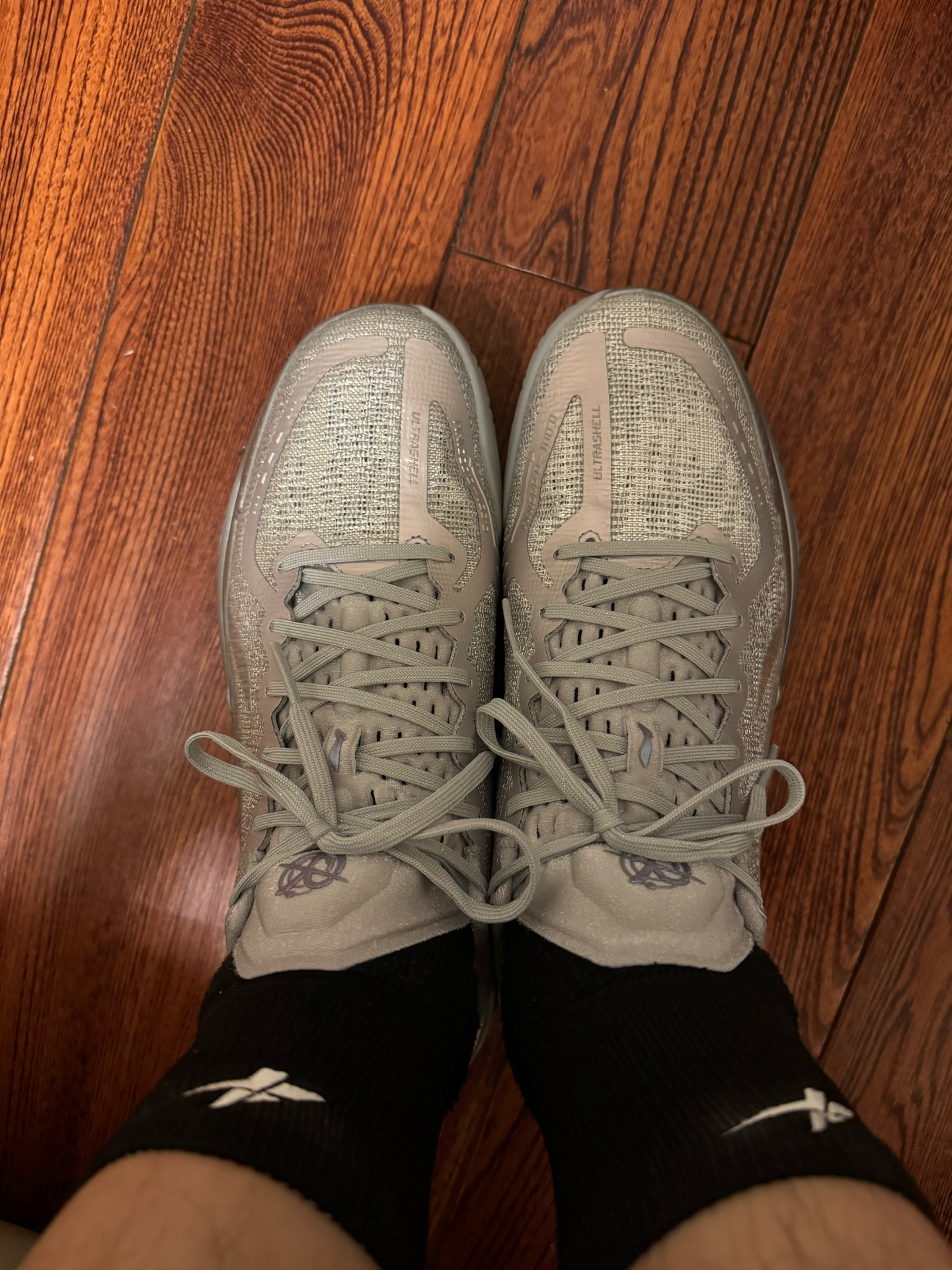 custom review-LINING Gamma Basketball Shoes Men Low Top Silver