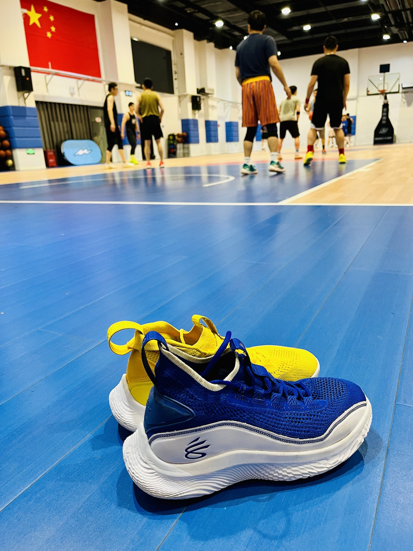 左黄右蓝是库里上脚的官配鸳鸯,这双初次启用库里个人logo并首次 搭载