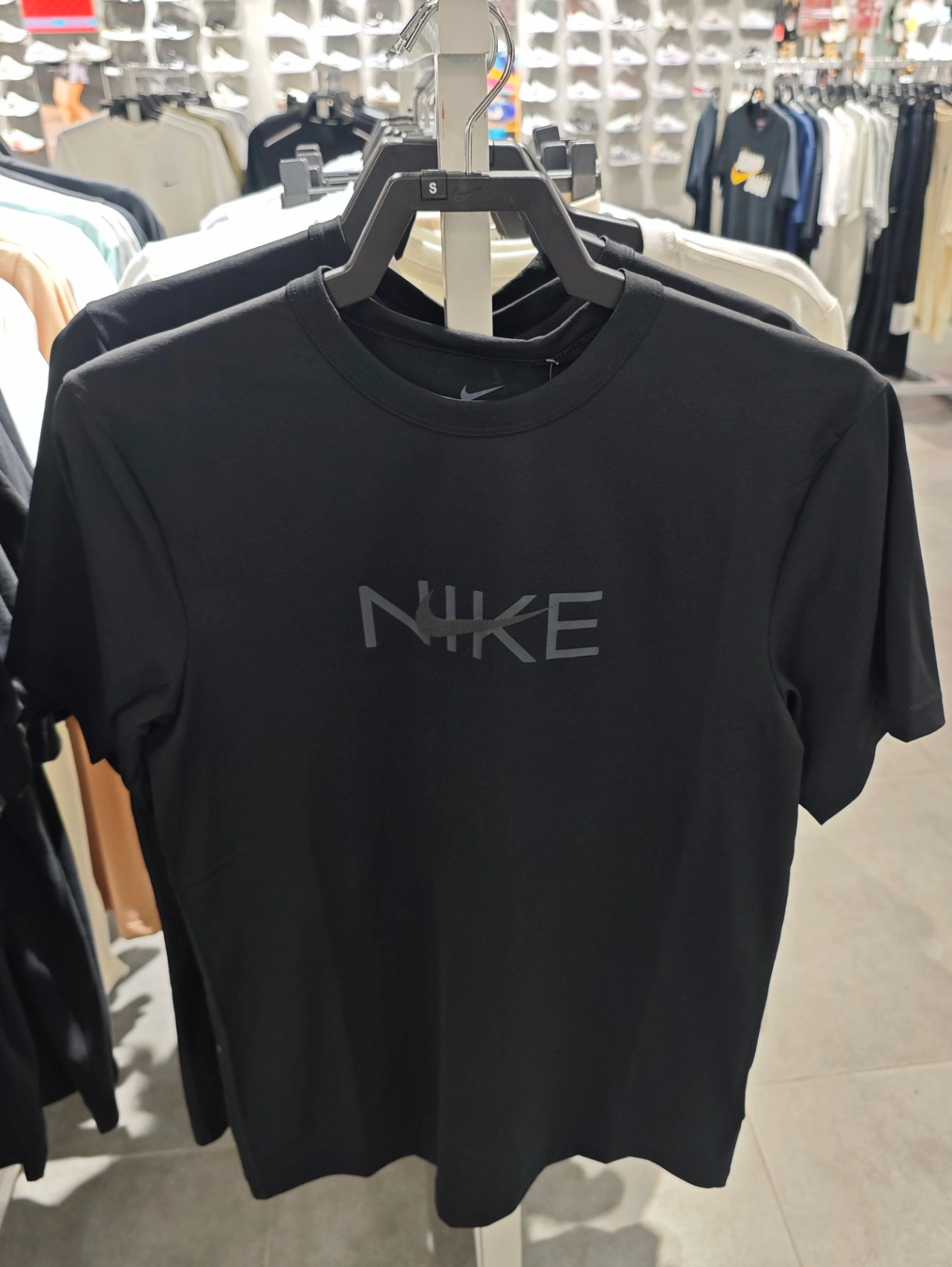 nike图案黑底图片