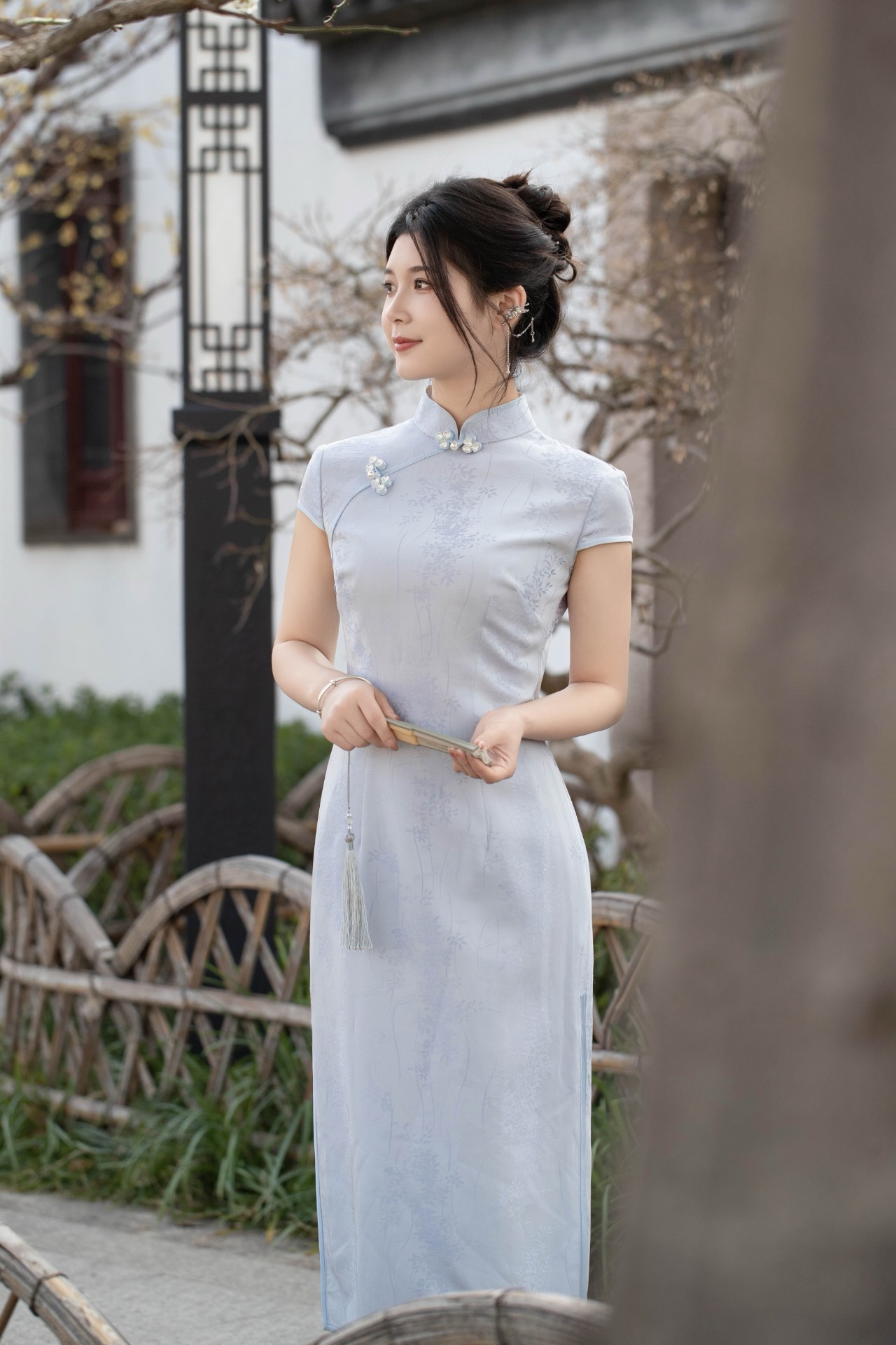 淡蓝色的改良中式旗袍
