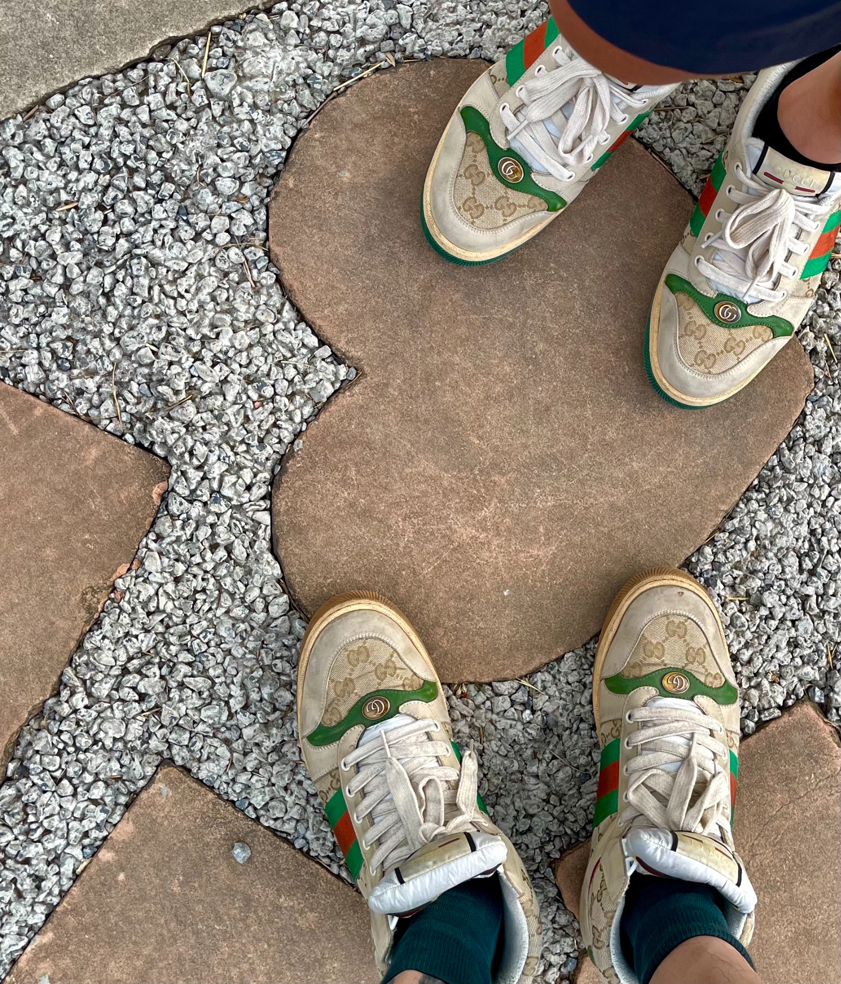 两位男士的情侣鞋