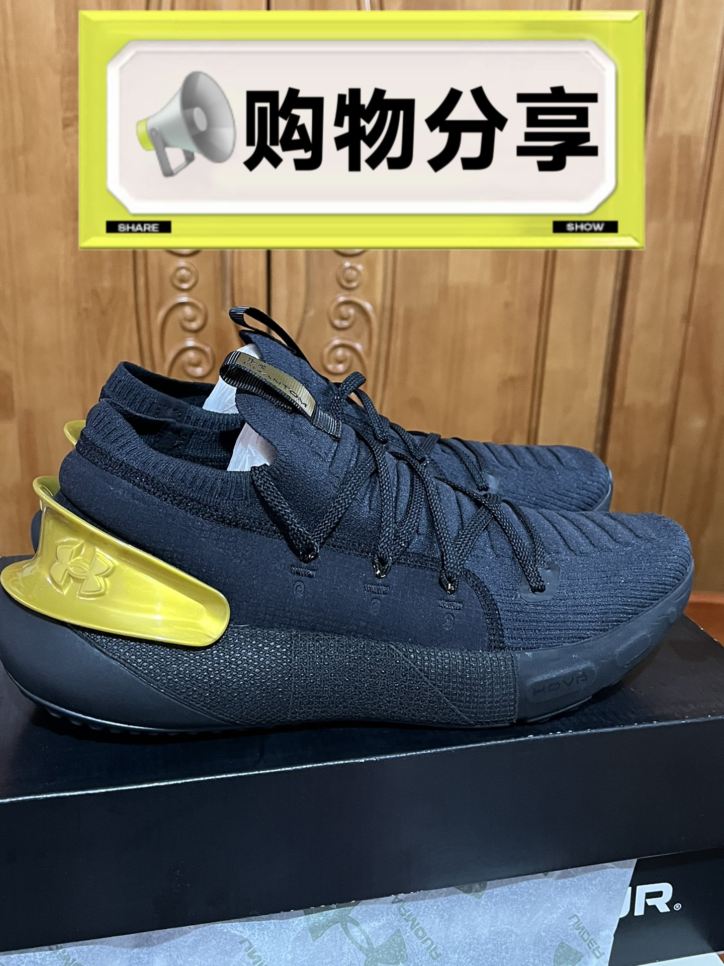 我认为颜值还不错 穿上舒服,不勒脚,透气也好,鞋底也是安德玛的科技