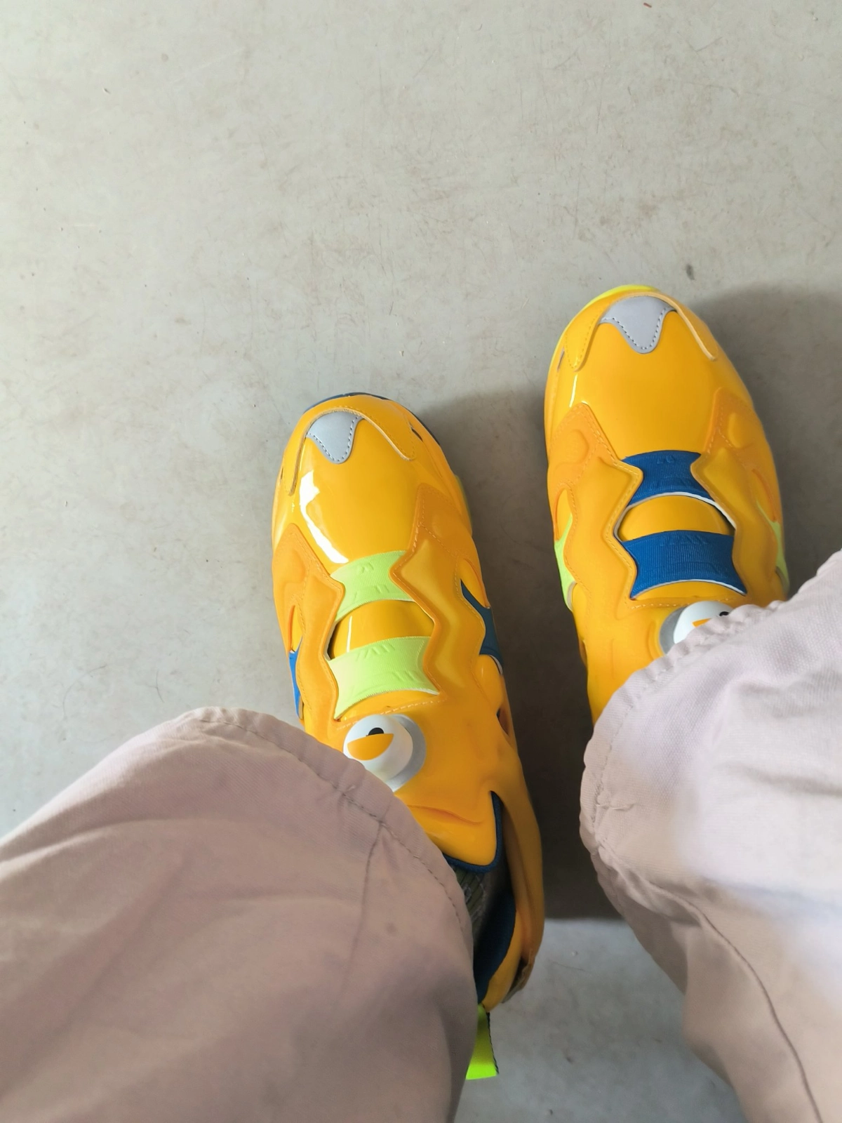 custom review-Minions x Reebok совместный бренд Instapump Fury Амортизация Устойчивый к истиранию Дышащий Низкий Верх Повседневный Унисекс Желтый Синий