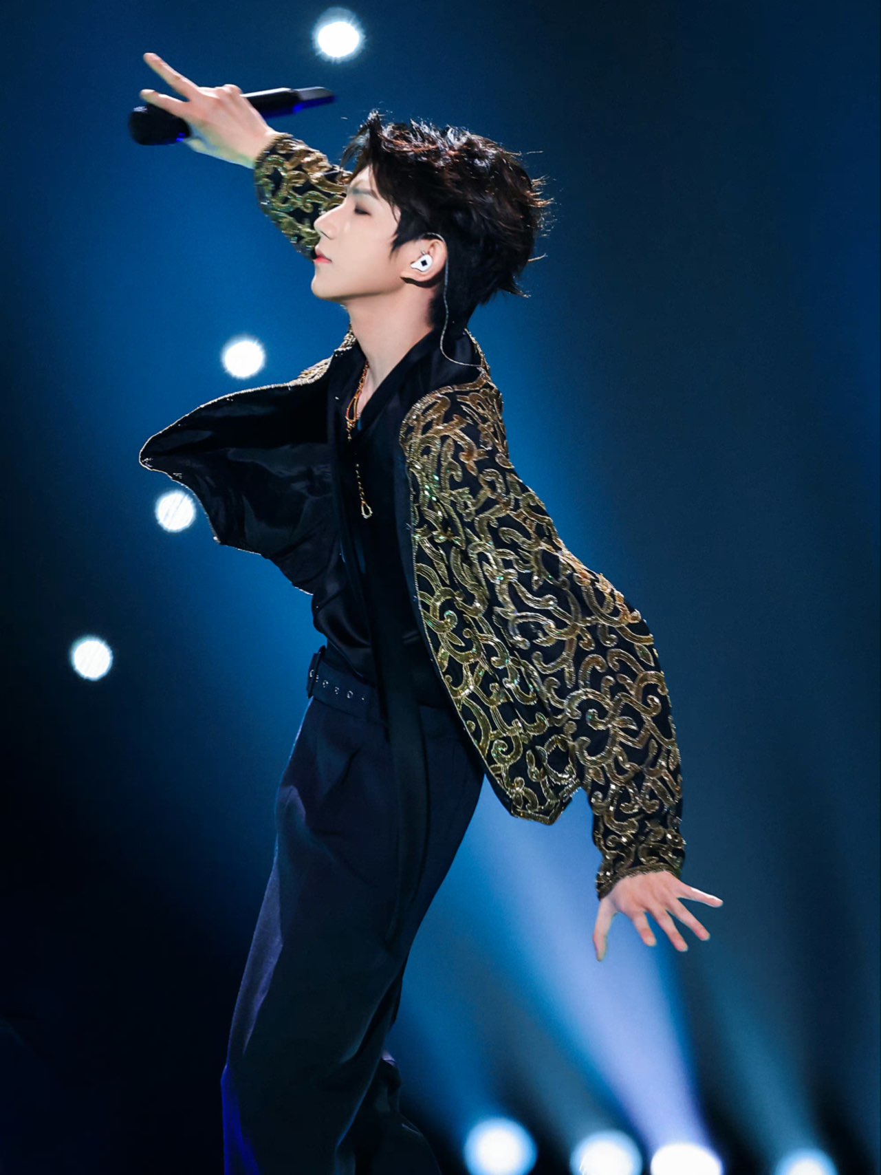 王源《娱乐天空》同款穿搭,复古夹克好帅!