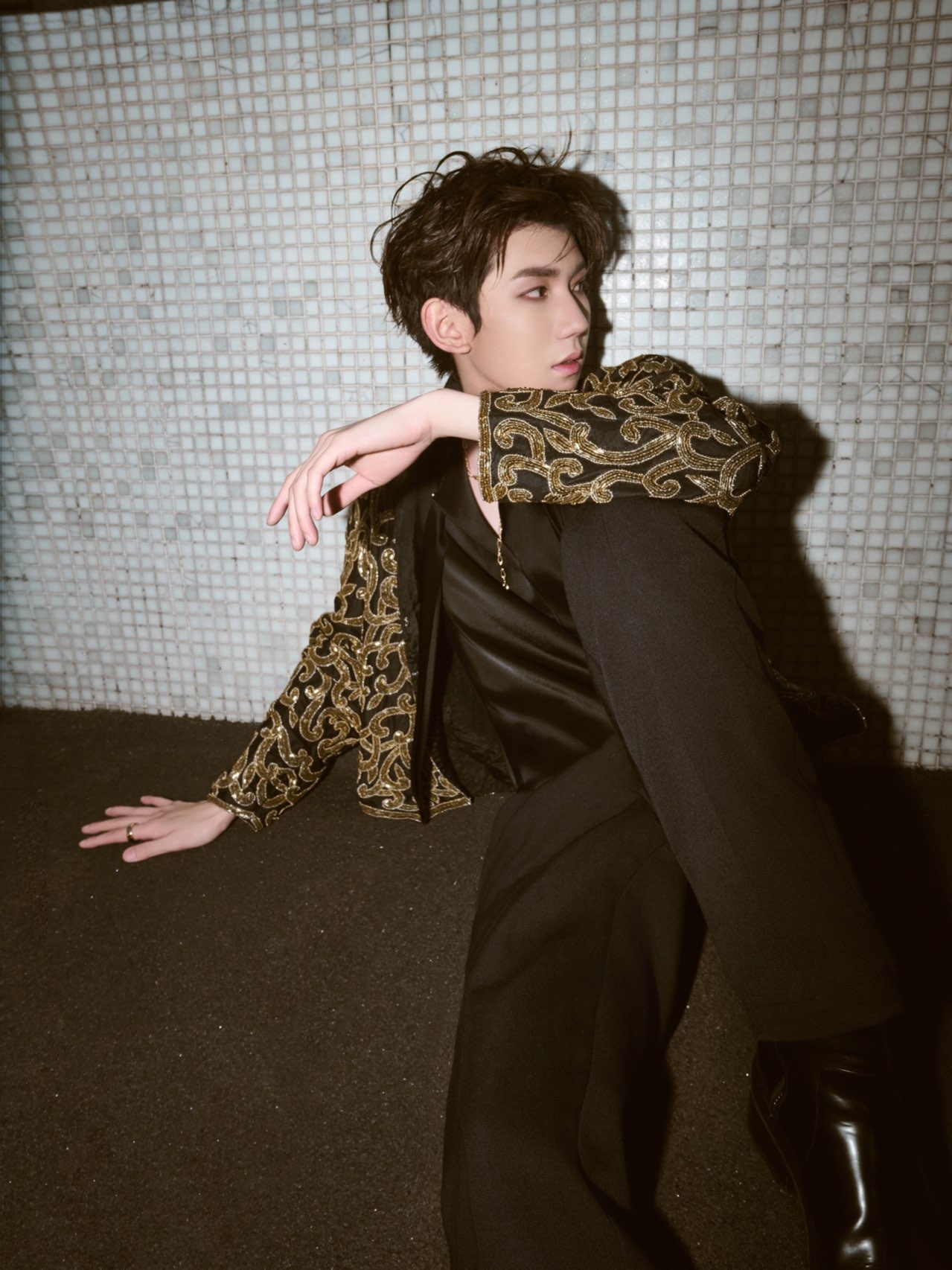 王源《娱乐天空》同款穿搭,复古夹克好帅!