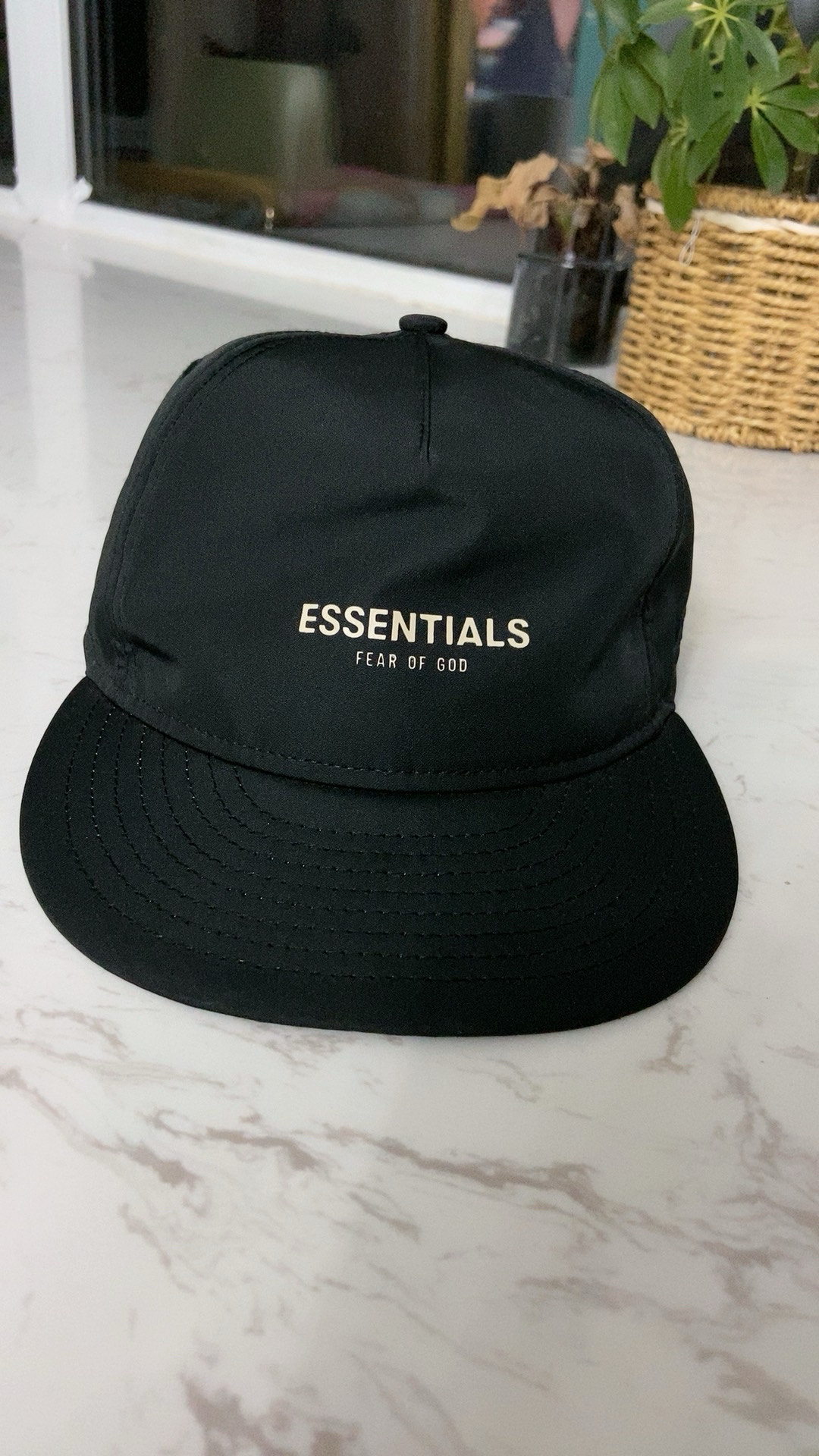 材质是涤纶的,经洗耐用,刺绣精美,前面fog全拼为金色,很抢眼,给帽子