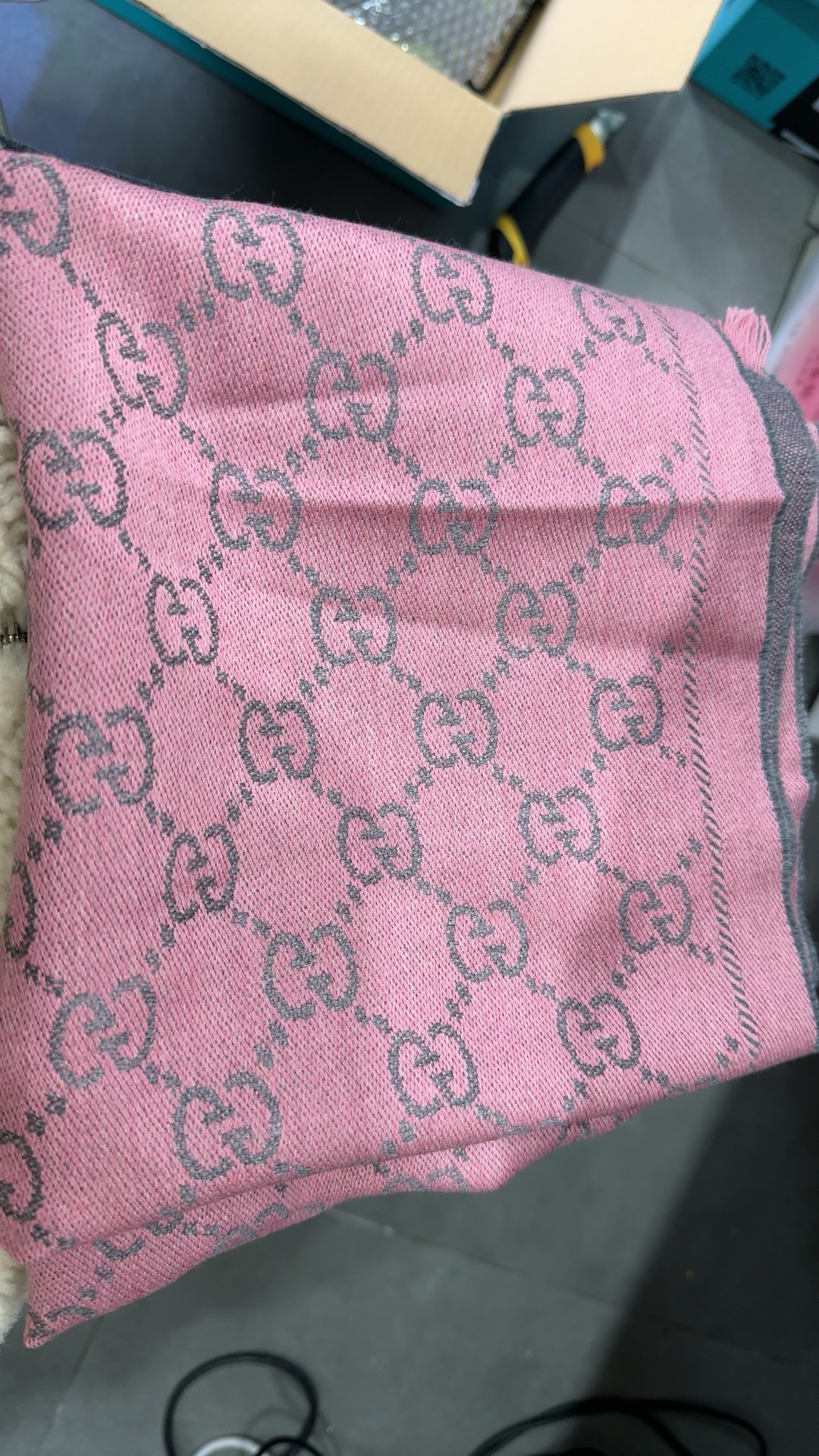 custom review-GUCCI GG Вязаные шарфы Женские Серый Розовый