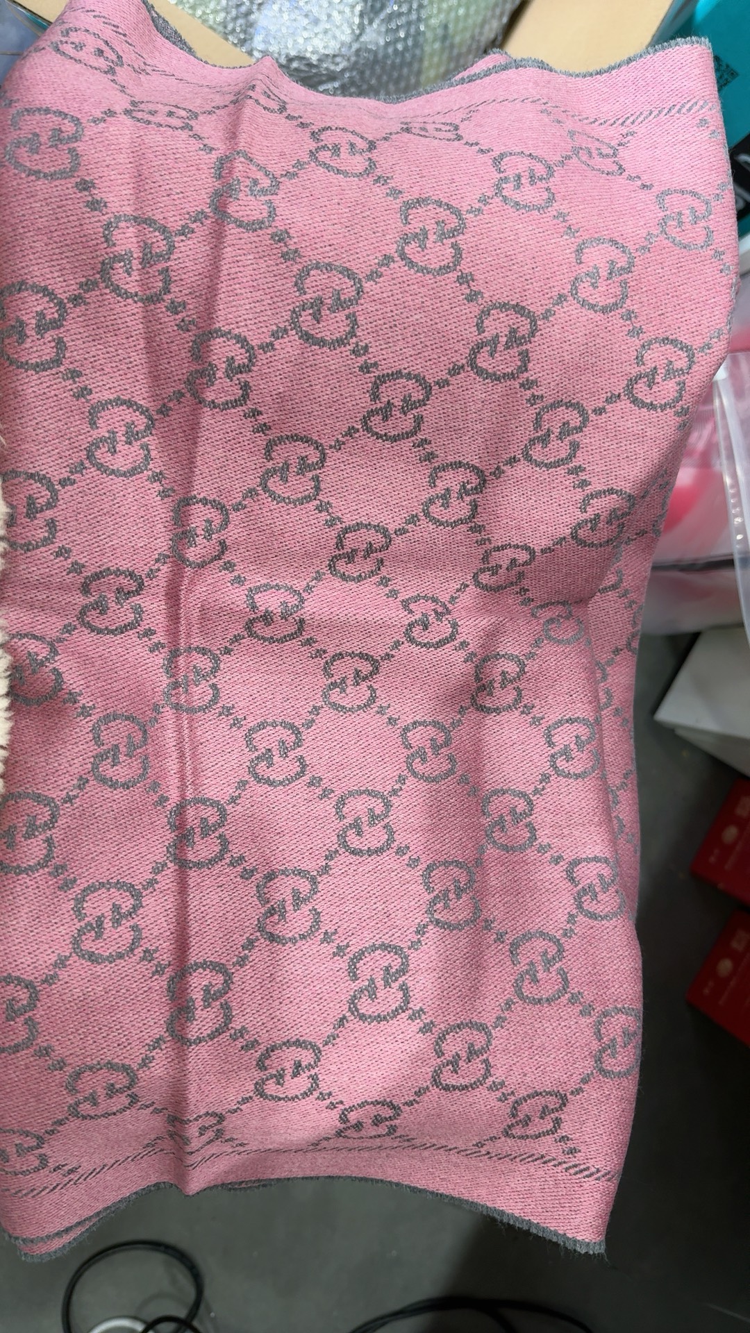 custom review-GUCCI GG Вязаные шарфы Женские Серый Розовый