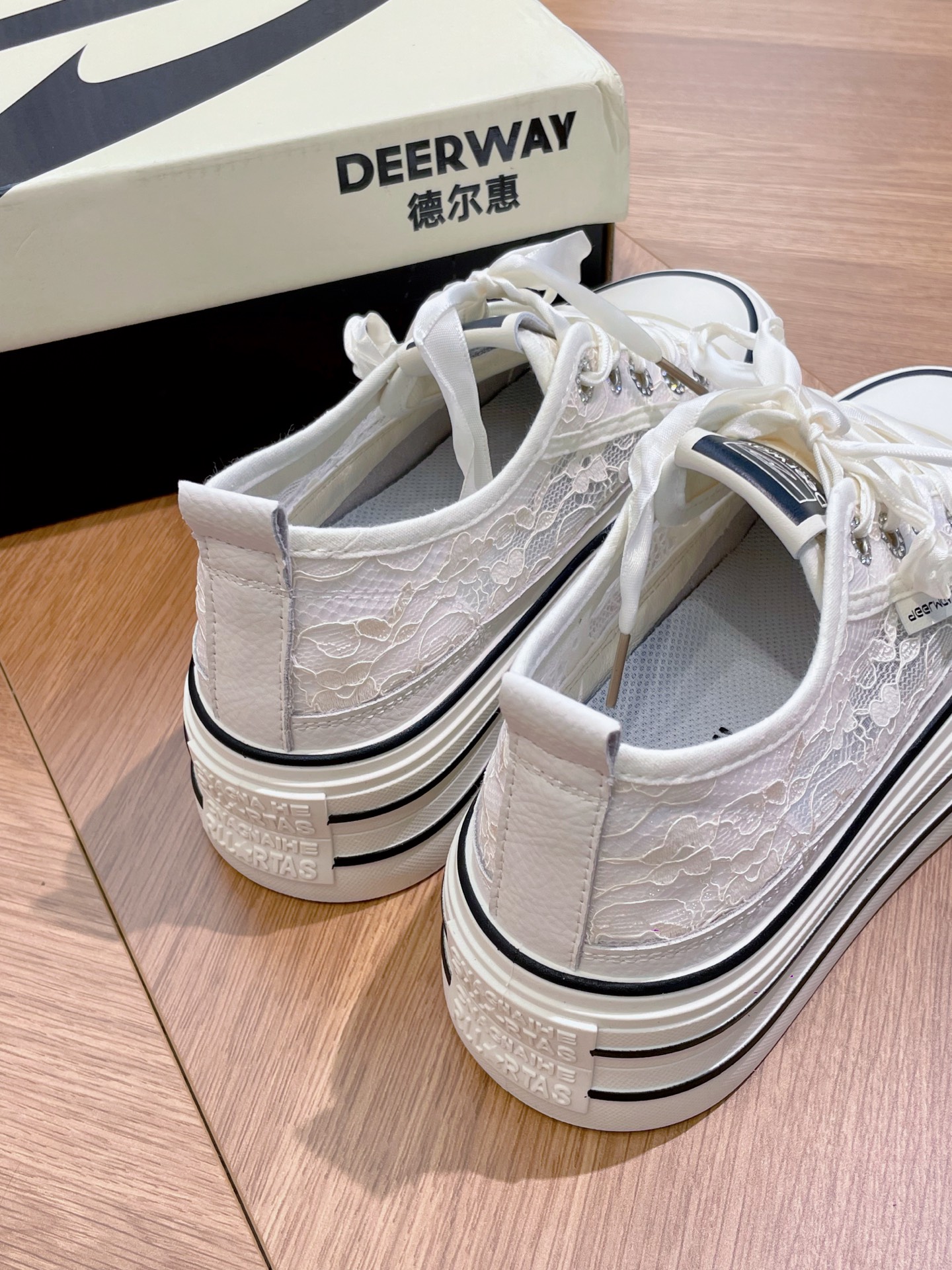 怎么能没有一双这么好看的蕾丝小白鞋讷