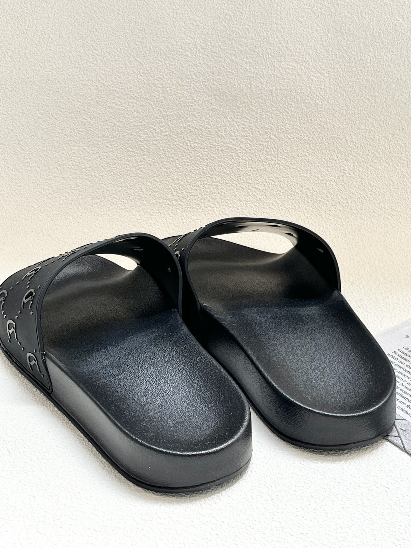 轻便舒适又耐脏的个性拖鞋可以穿一夏天哦!