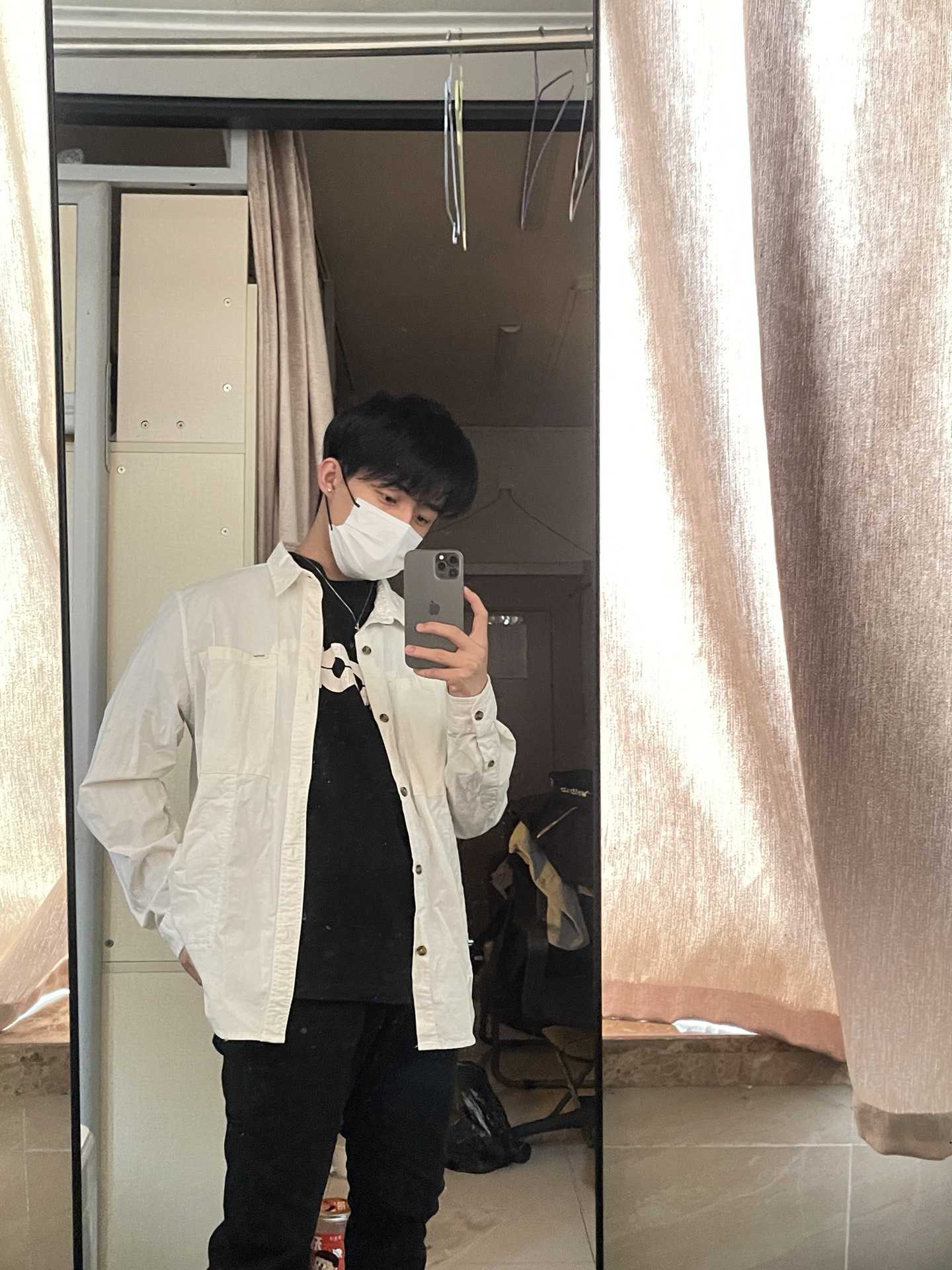 白色小衬衫与黑色撞在一起 黑白相间 简直别太帅
#不露脸对镜自拍📸