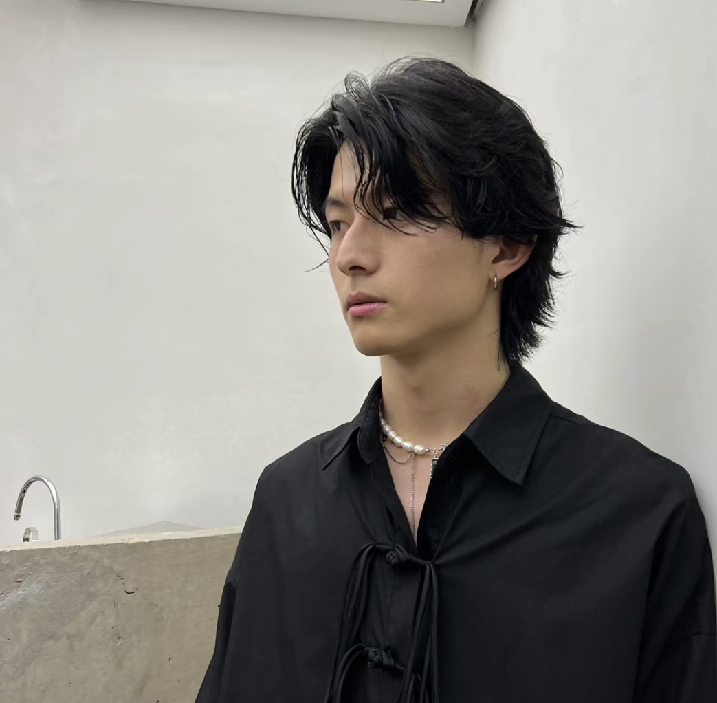 男生氛围感中分烫发发型