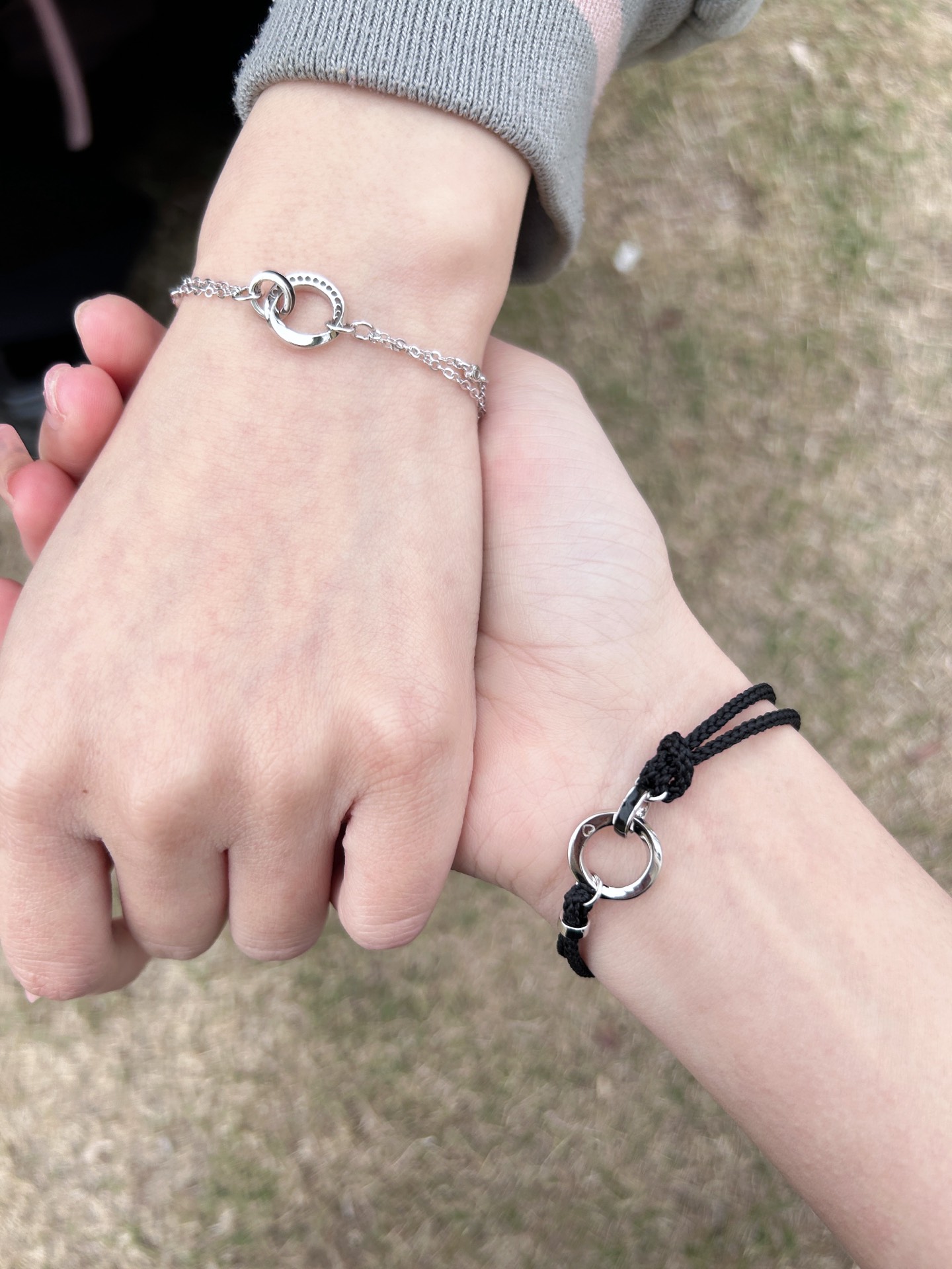 恋爱情侣戴什么