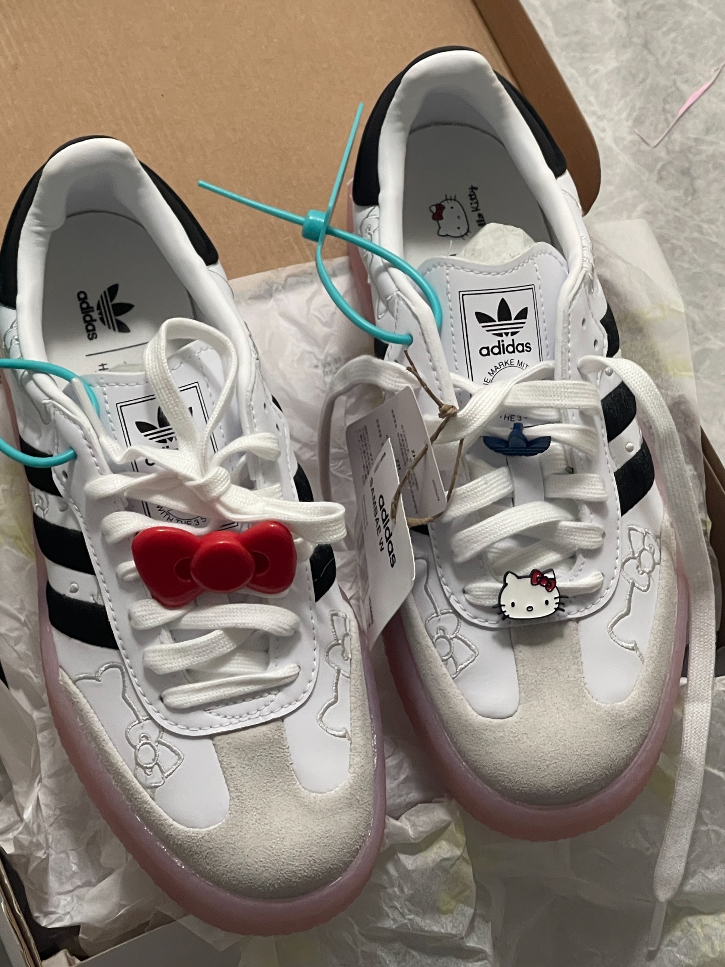 custom review-Adidas Originals Sambae Hello Kitty Women
s