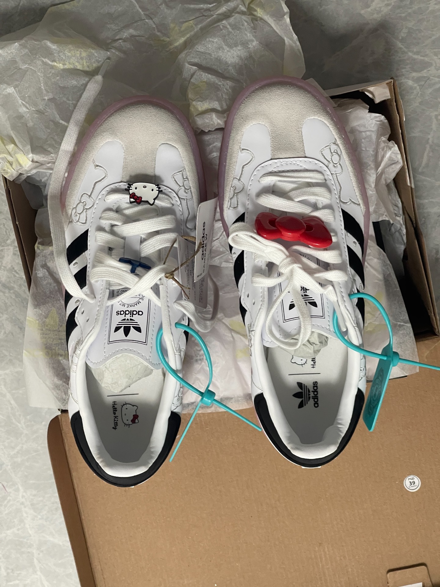 custom review-Adidas Originals Sambae Hello Kitty Women
s