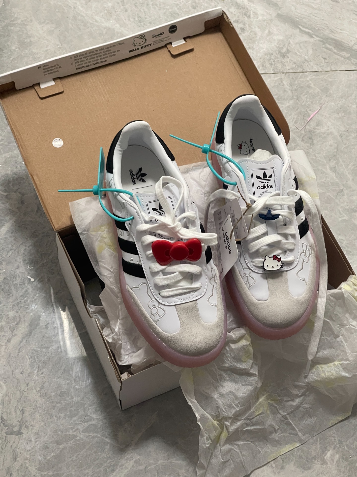 custom review-Adidas Originals Sambae Hello Kitty Women
s