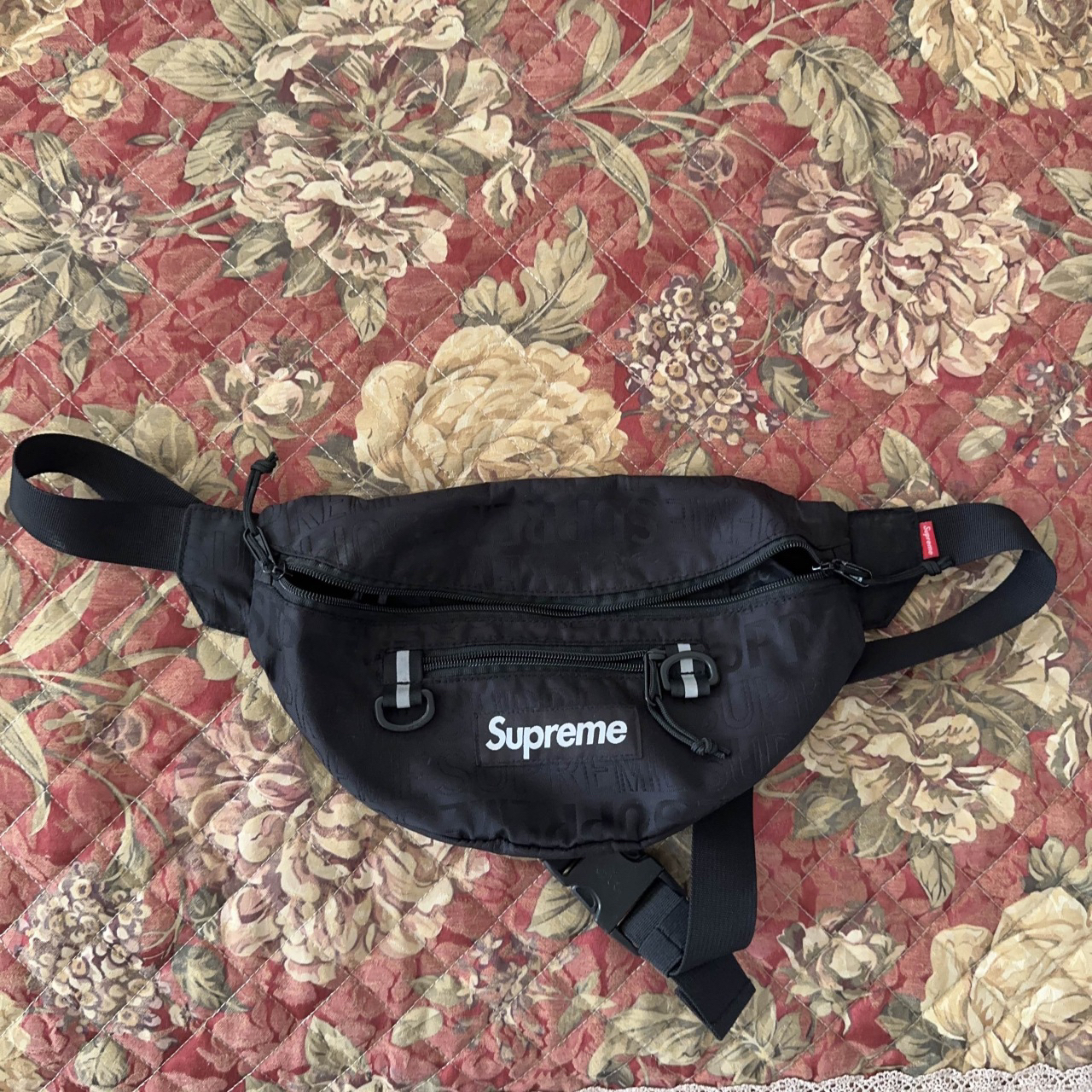 涤纶 斜挎包胸包腰包 常规 男女同款情侣款 黑色
supreme18款,小磨损