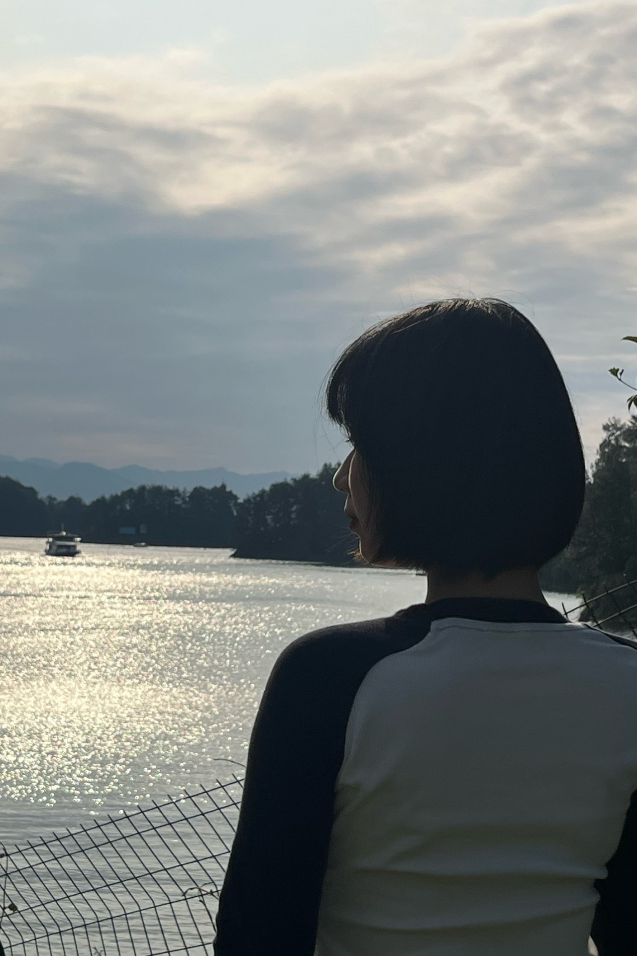 这件衣服真的是我今年来出场率最高的一件衣服了  藏蓝色和白色的撞色