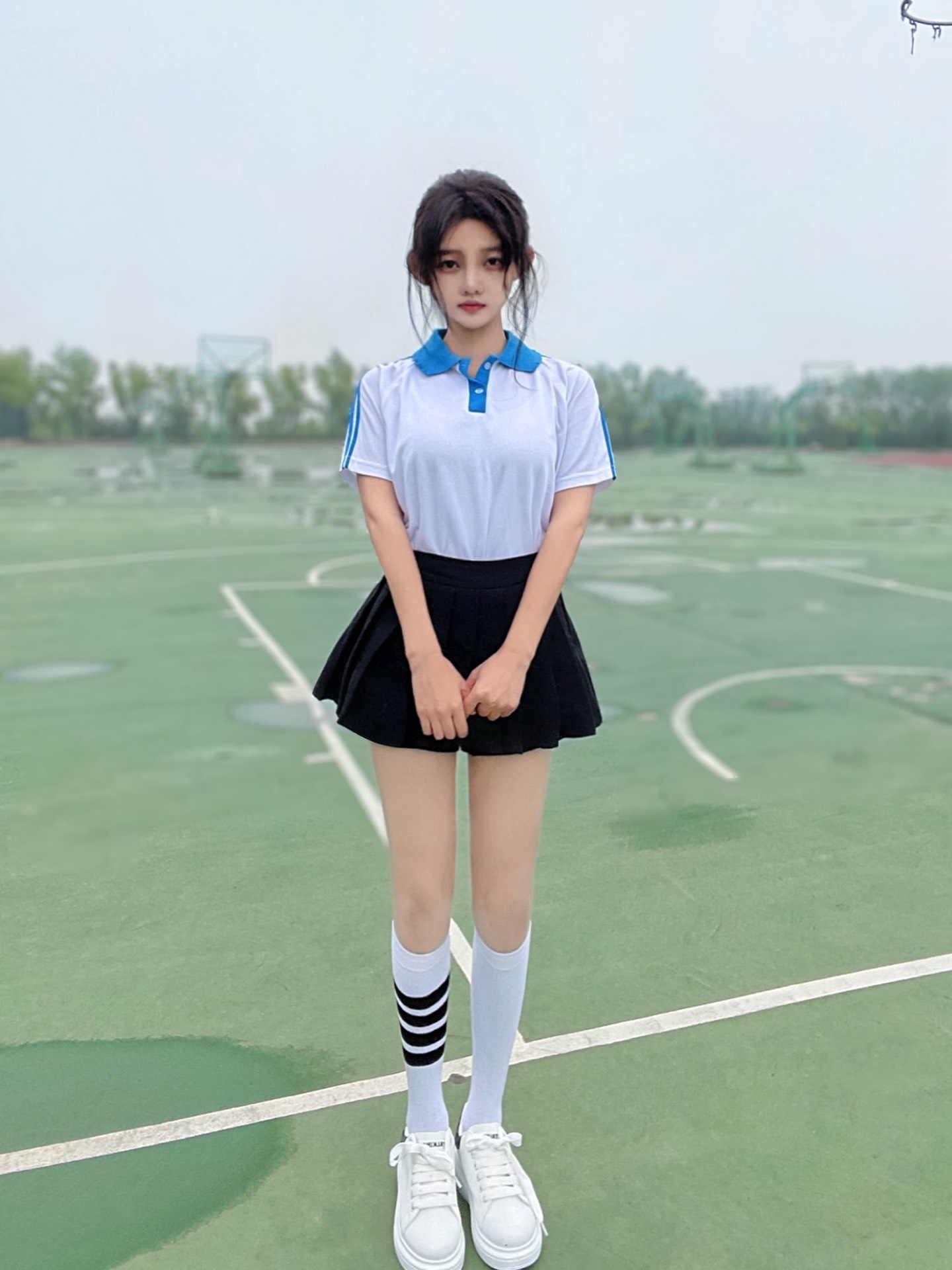 了黑白配色的t恤➕短裙,是青春的感觉啦👀
脚踩一双休闲的小白鞋