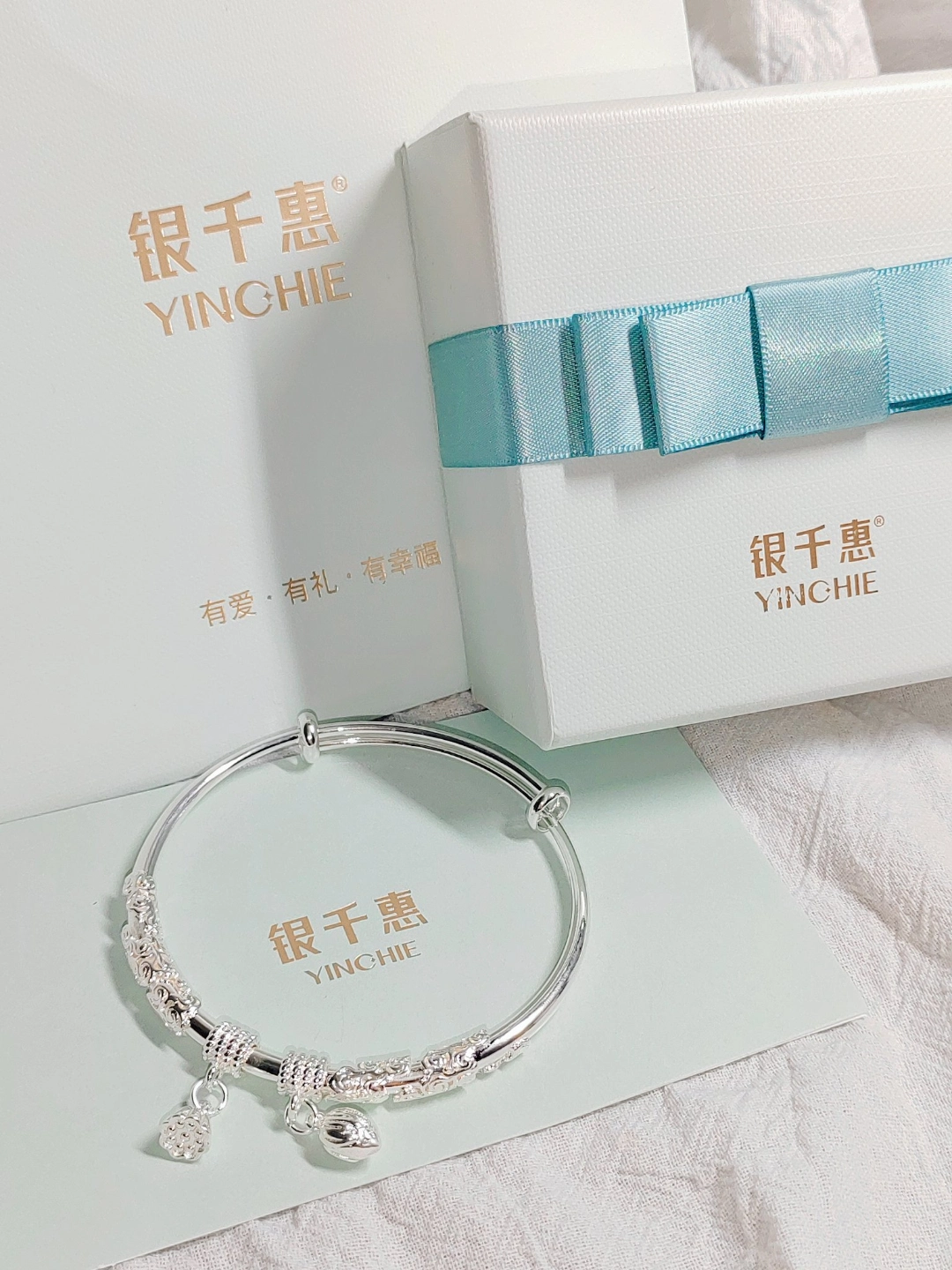 一款好运莲莲的银手镯
