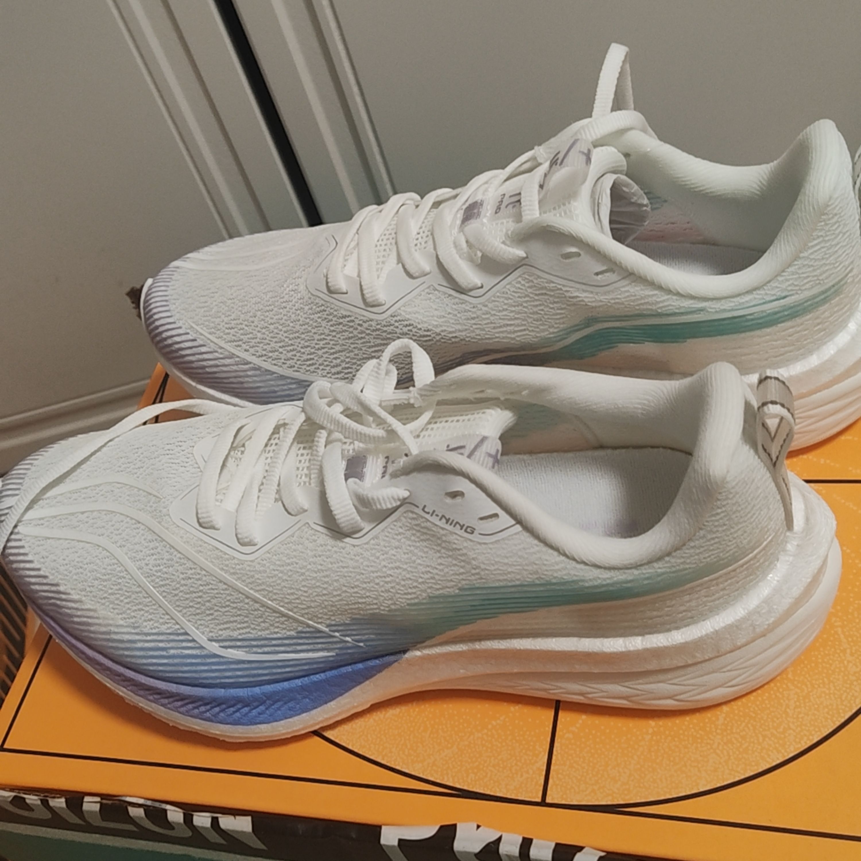 全新的李宁赤兔女款跑步鞋