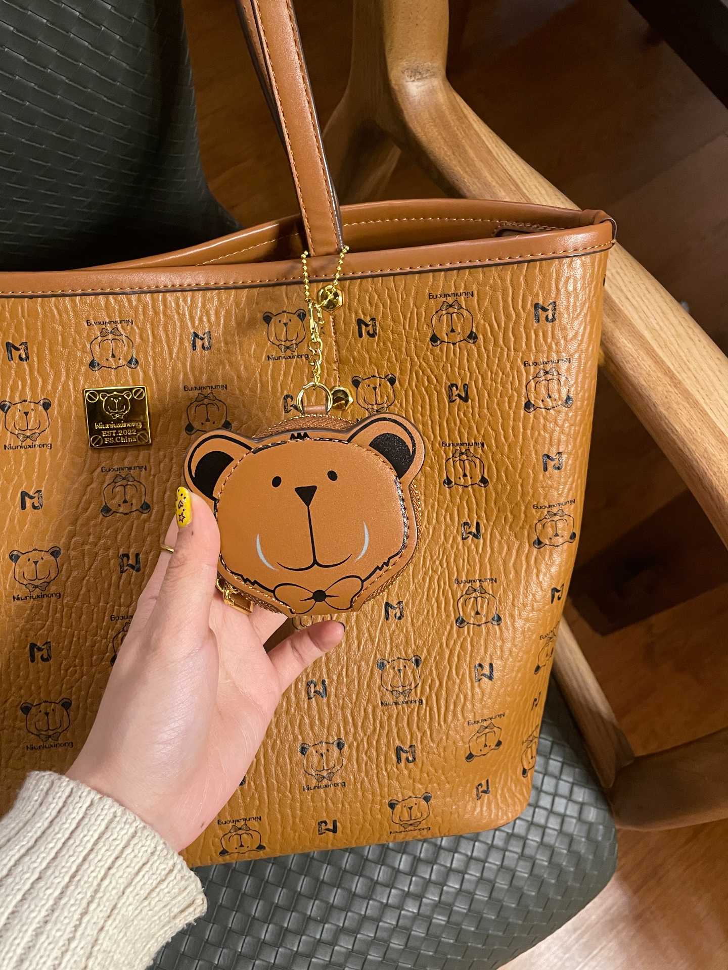 快看!我的包包上有一只小熊🐻