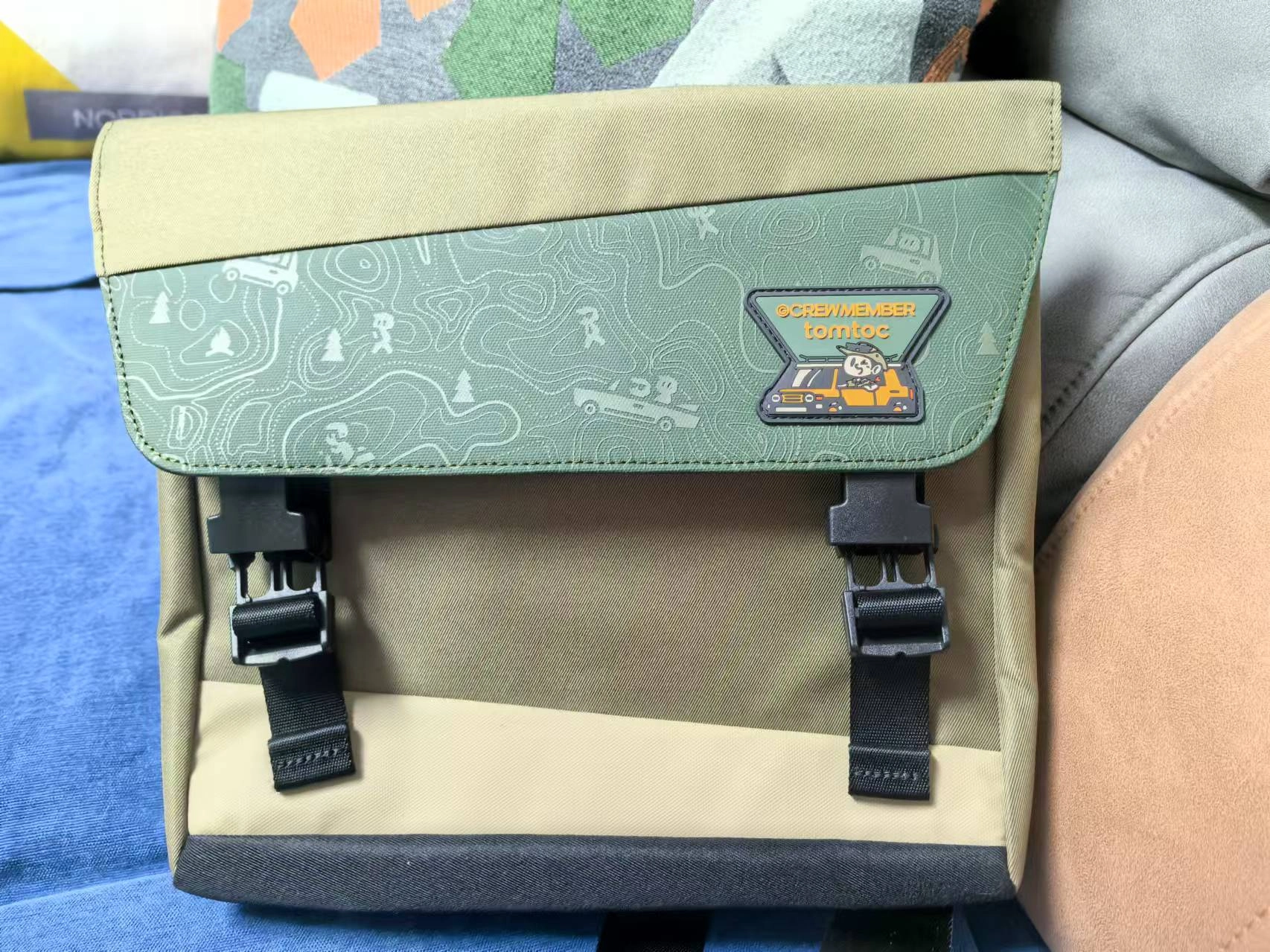 custom review-Tomtoc Сумка через плечо для курьера из полиэстера средняя унисекс цвет обсидиановый черный