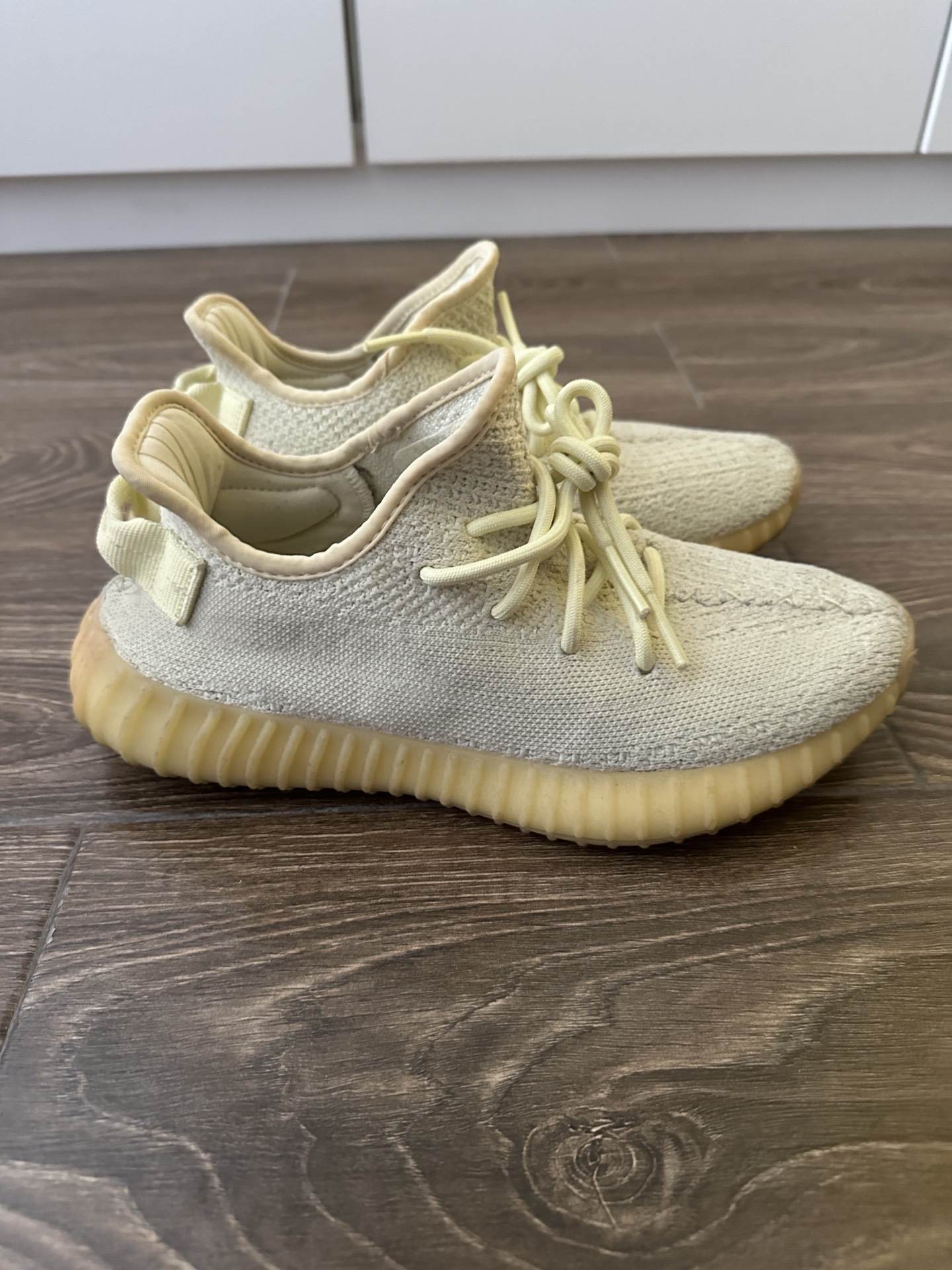 yeezy黄油色,真的是奶奶的黄,也是我觉得鞋底氧化后唯一不突兀的鞋,像