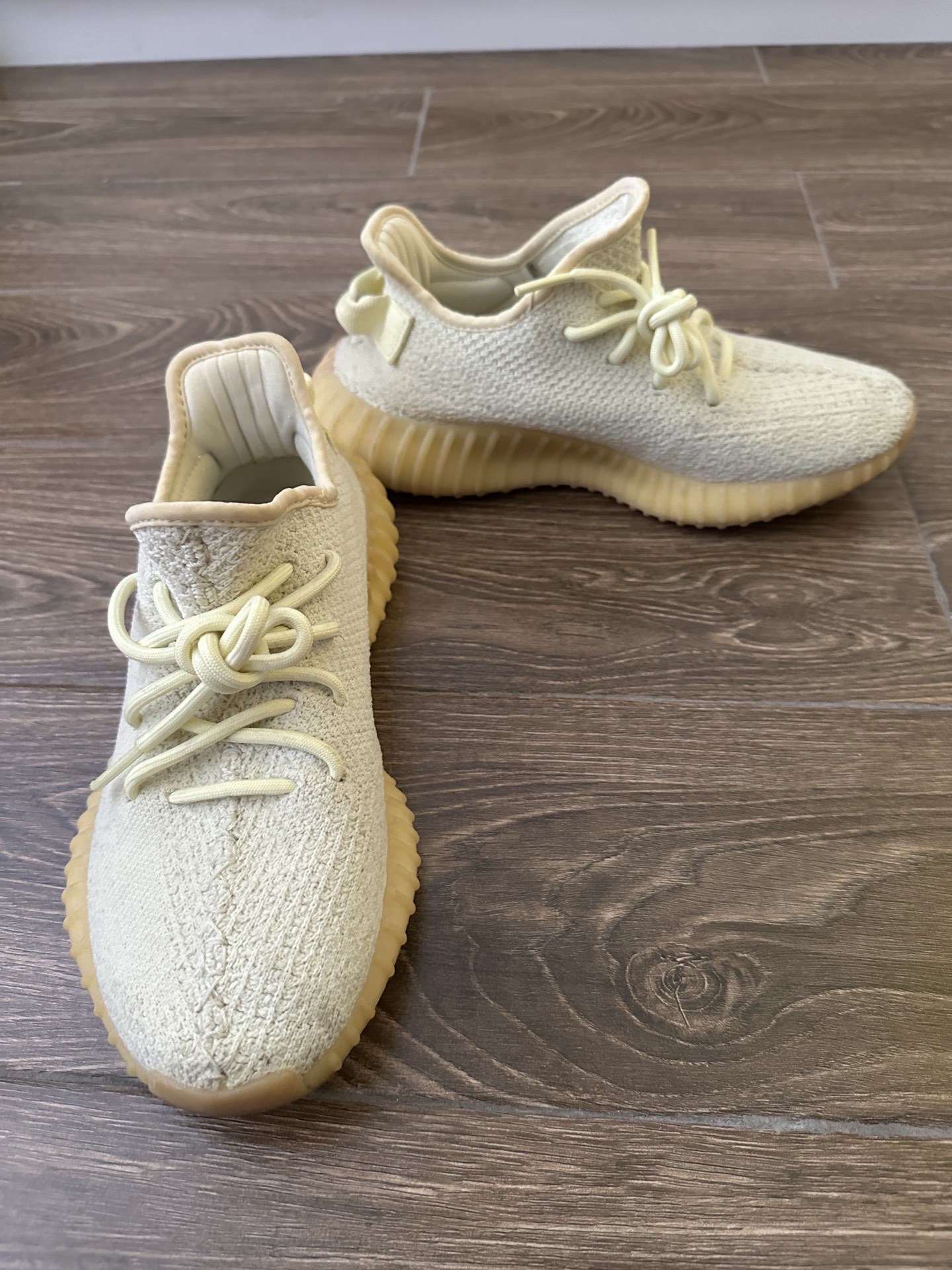 yeezy黄油色,真的是奶奶的黄,也是我觉得鞋底氧化后唯一不突兀的鞋,像