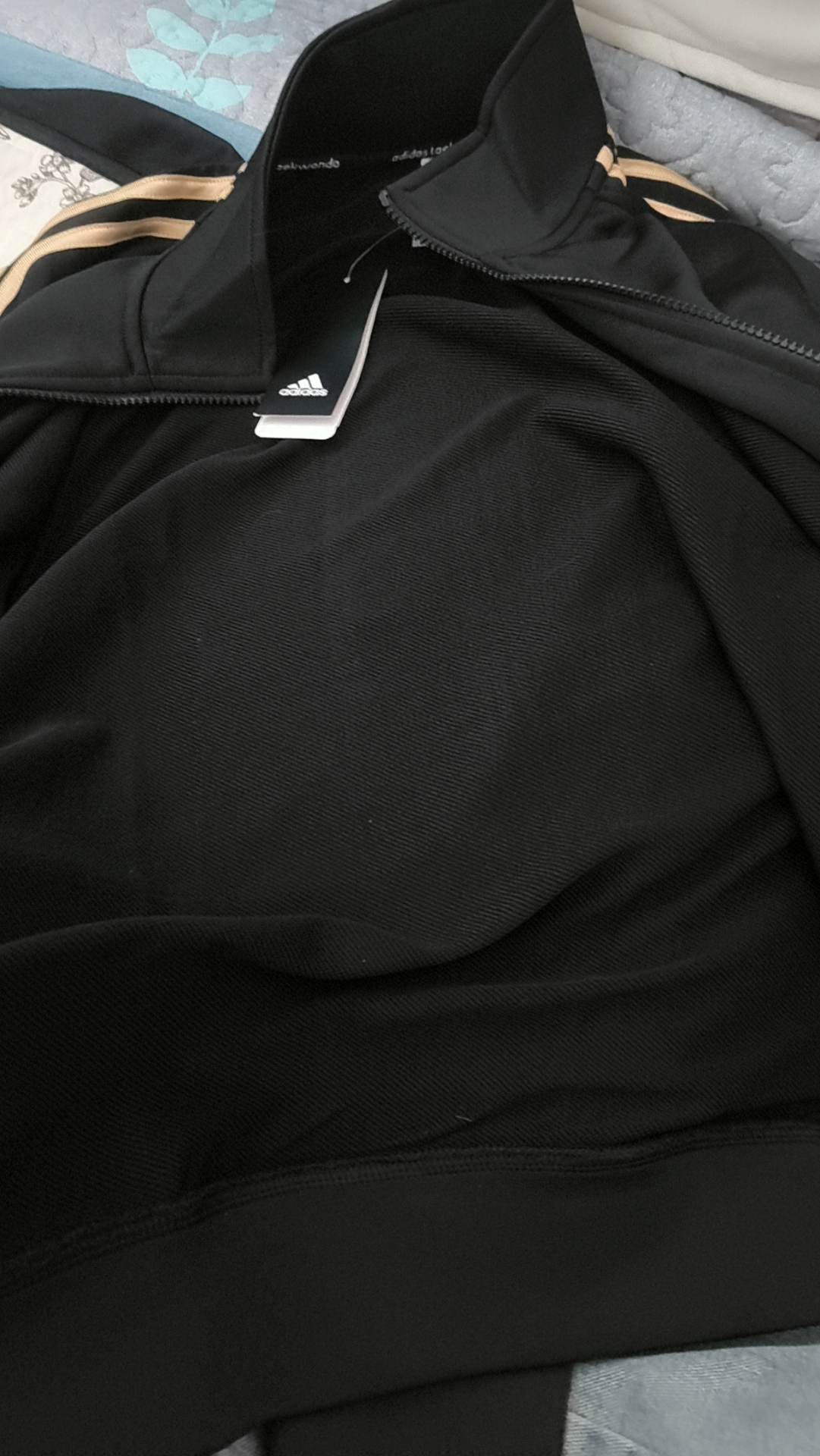 custom review-Adidas Sportlife Черная с Золотой Полосой Унисекс Куртка