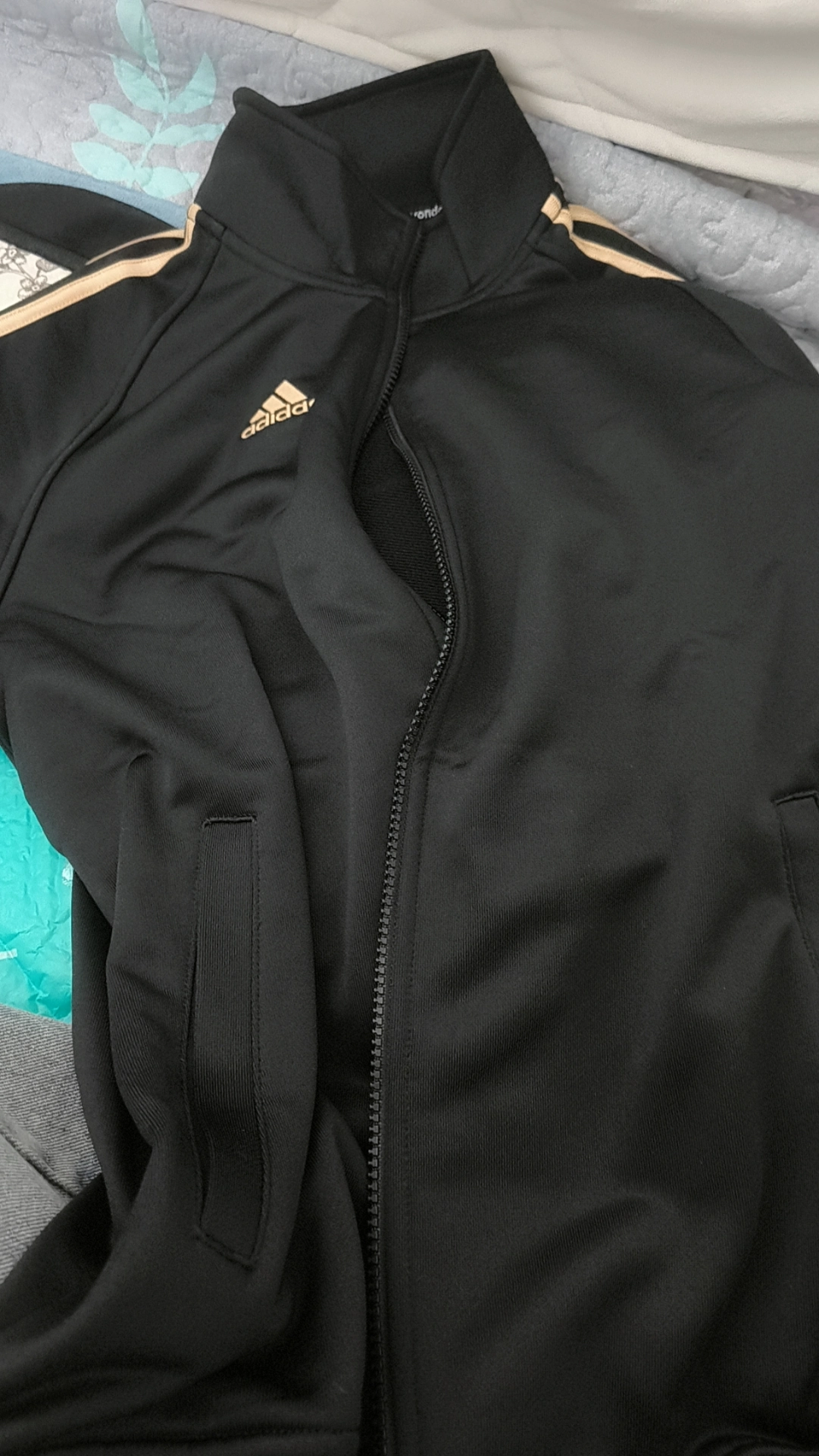 custom review-Adidas Sportlife Черная с Золотой Полосой Унисекс Куртка