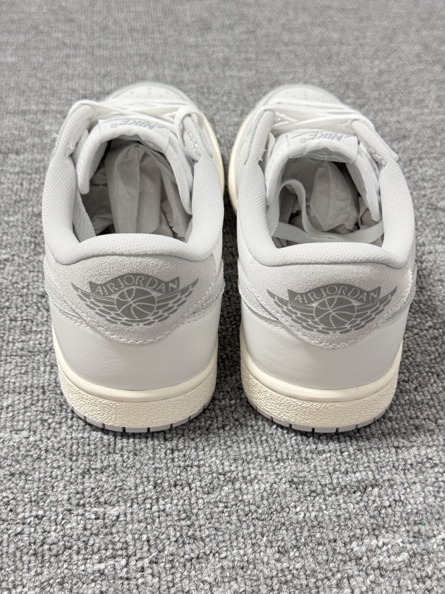 纯白色的aj1 low蛮帅气呀～
外观干净简约 
皮革材质打理方便
日常