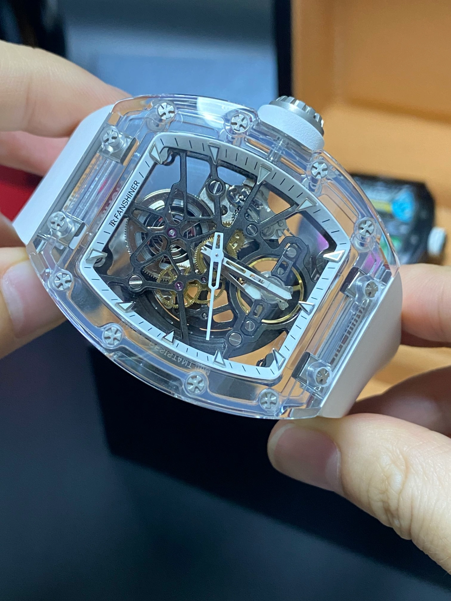这个fr非凡m1水晶手表
一体透明搭配镂空机芯,帅的不要不要的
表带是