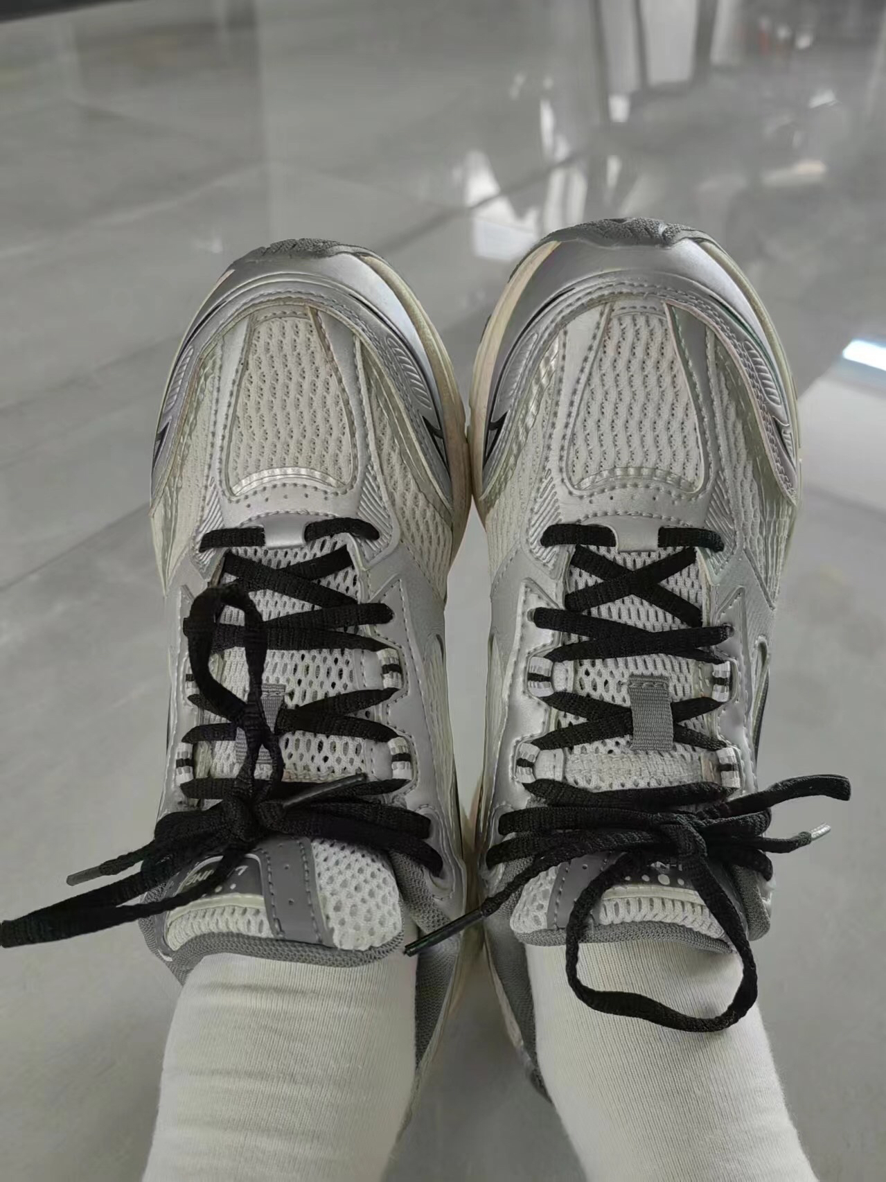 弹性韧性兼具运动鞋